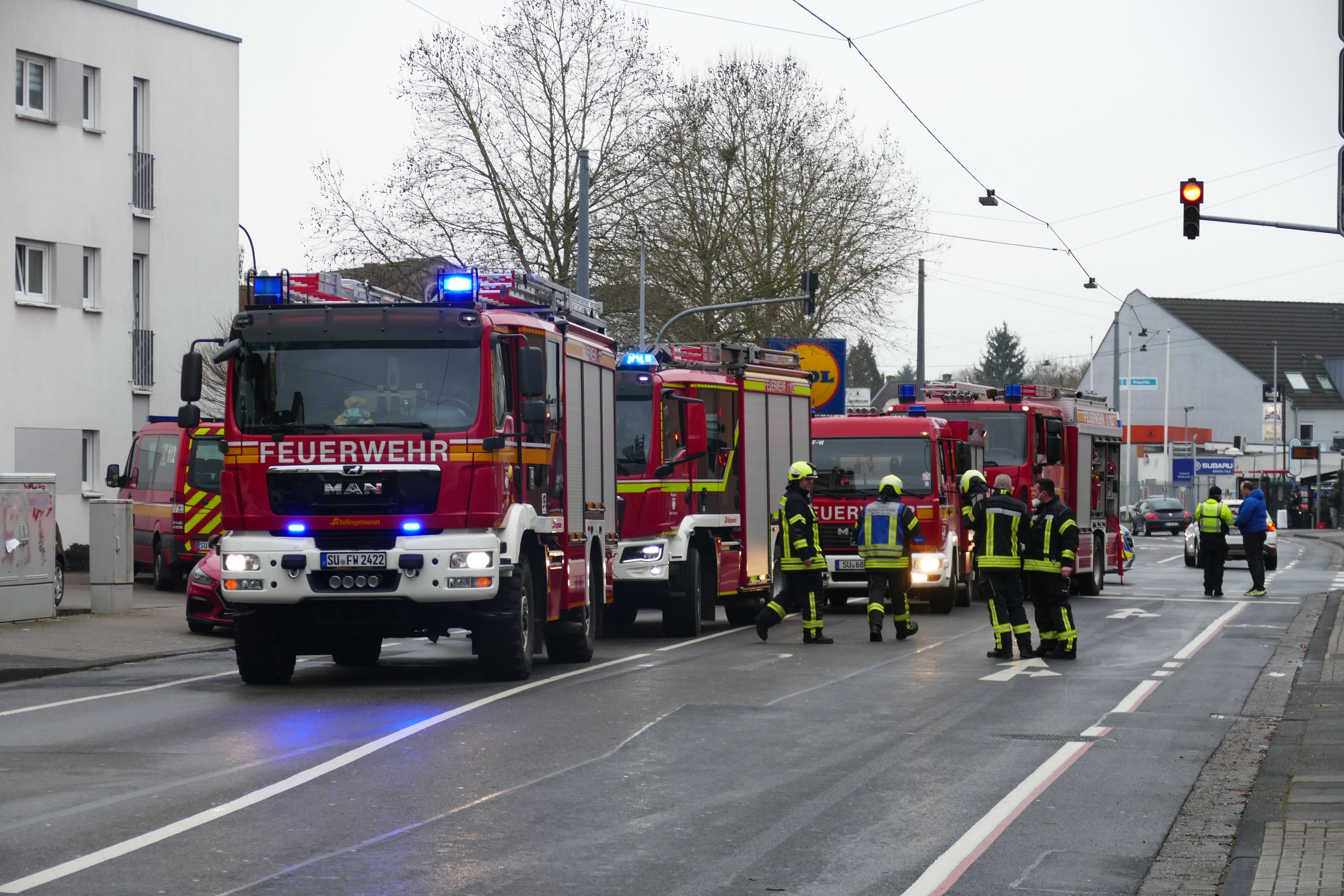 Feuerwehrwagen stehen auf der Frankfurter Straße in Troisdorf bei einem Einsatz.