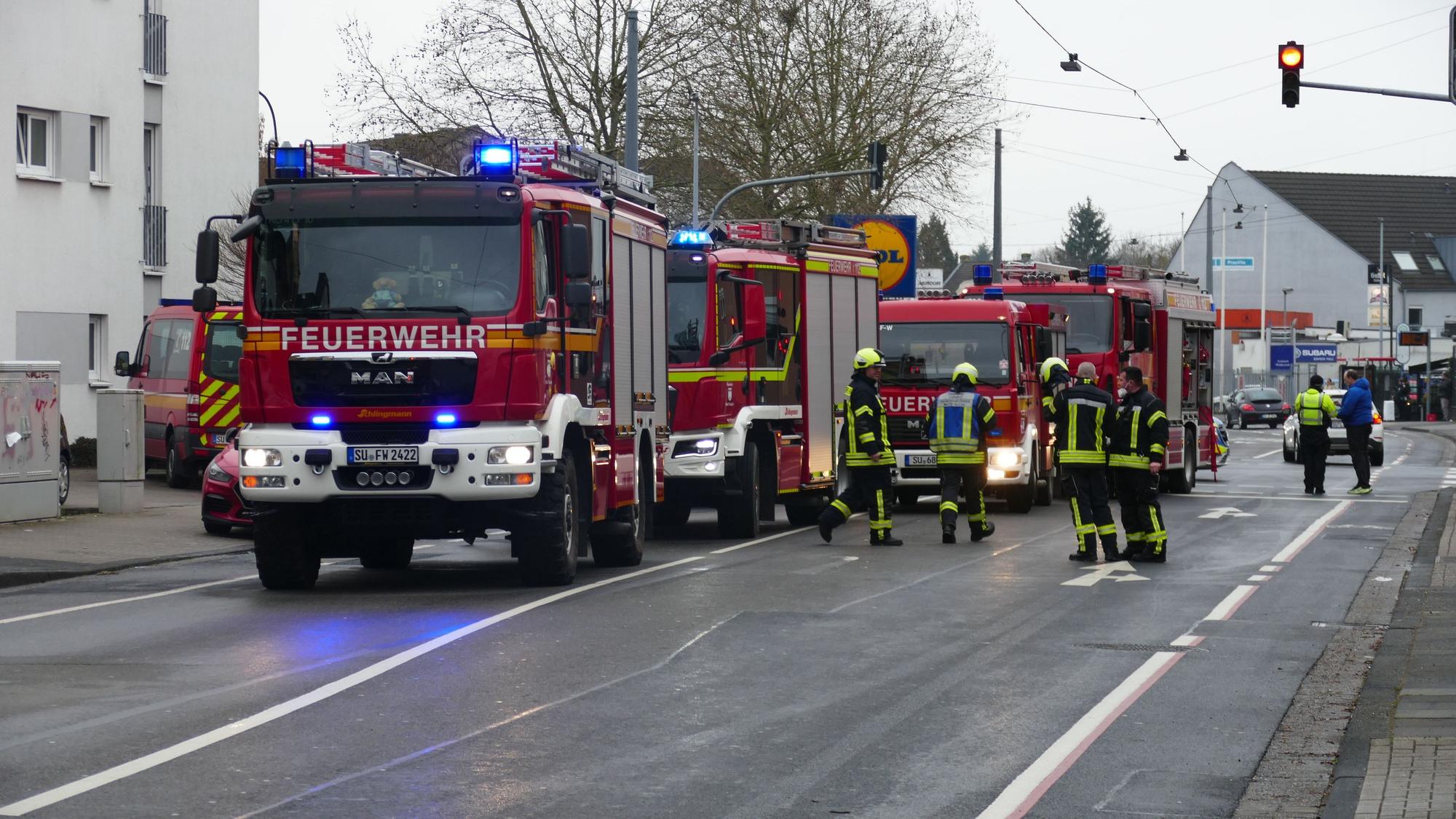 Feuerwehrwagen stehen auf der Frankfurter Straße in Troisdorf bei einem Einsatz.