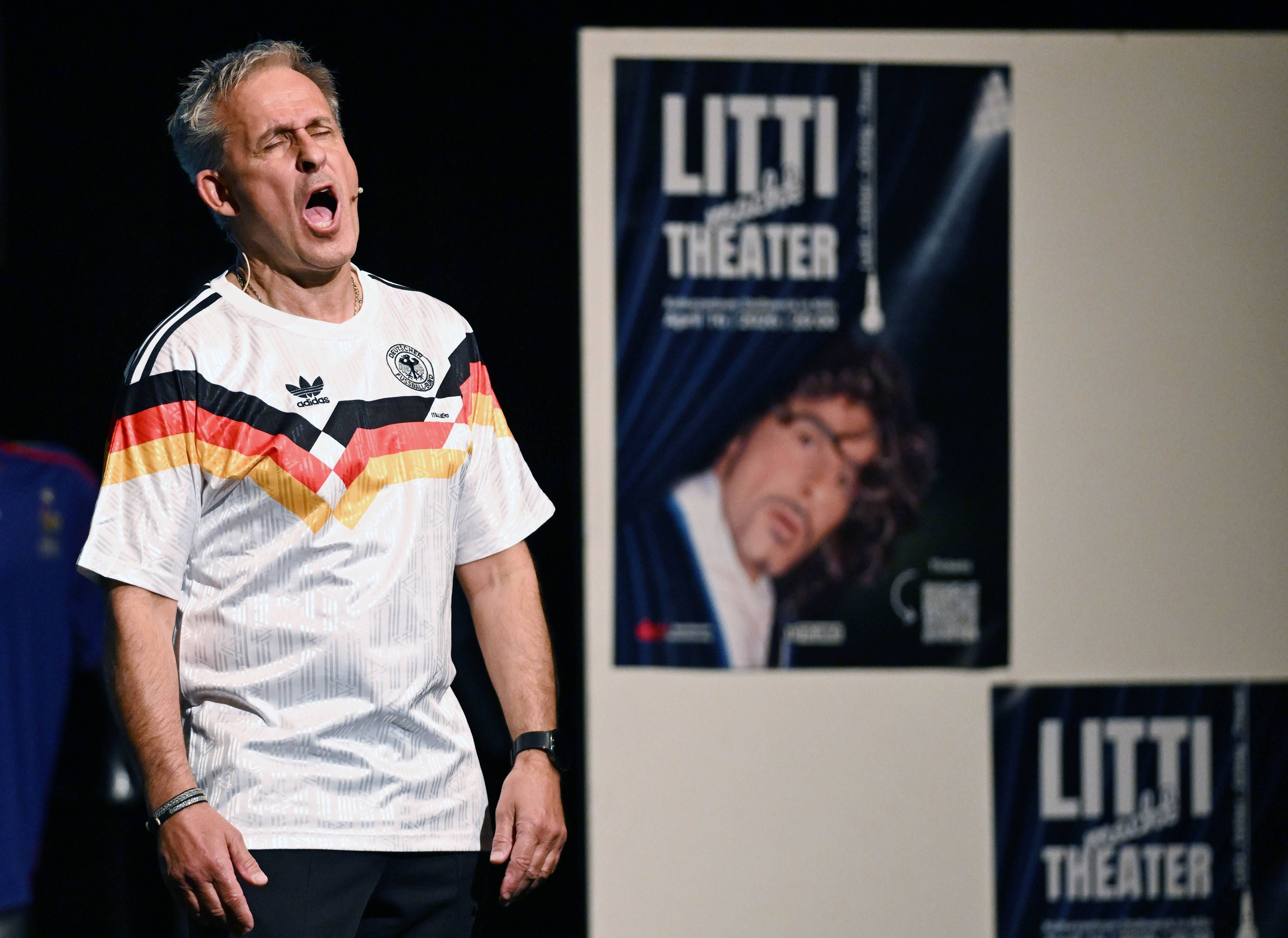 Pierre Littbarski steht auf der Bühne.