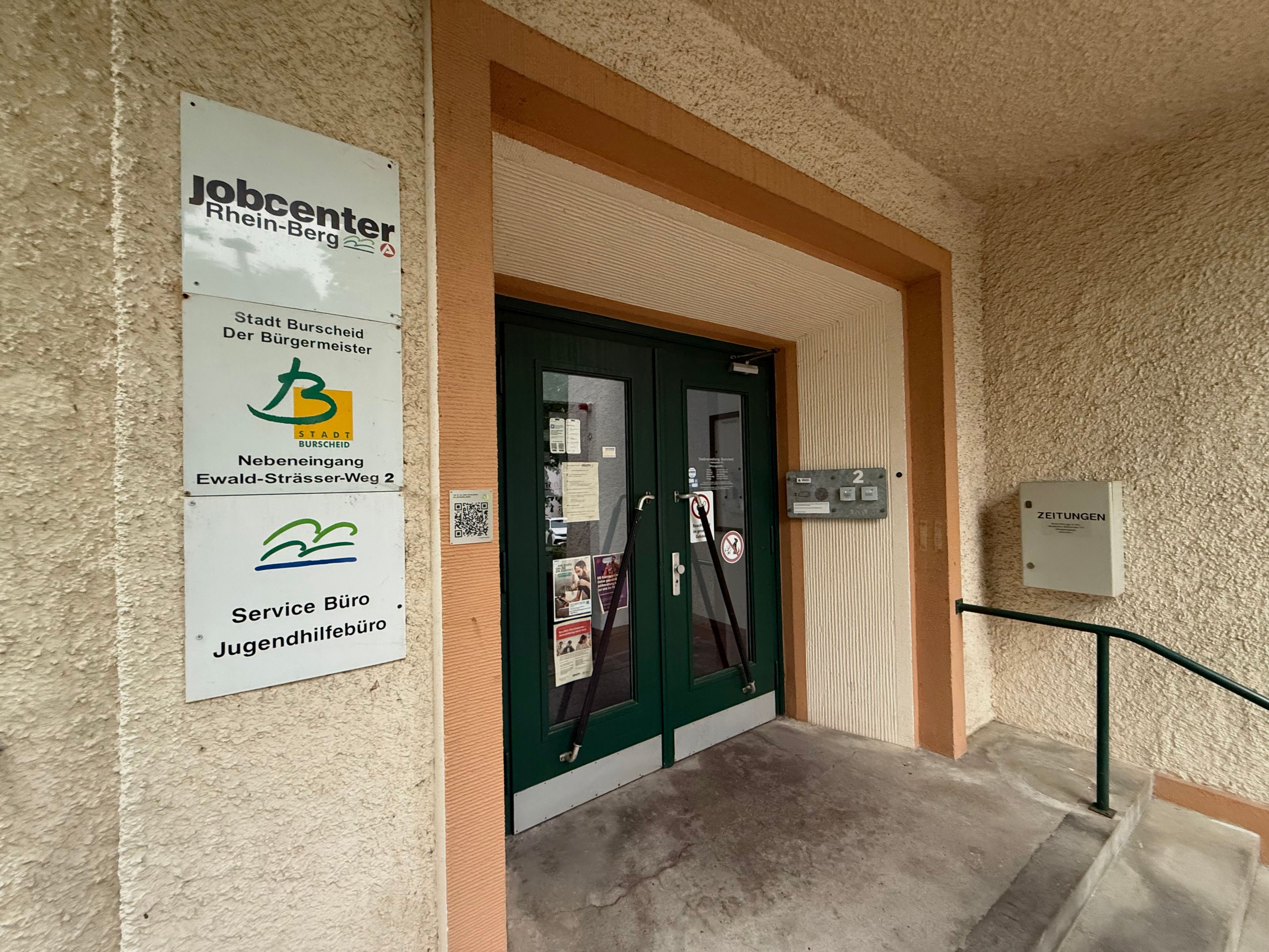 Der Seiteneingang des Burscheider Rathasuse, der auch zum Jobcenter führt
