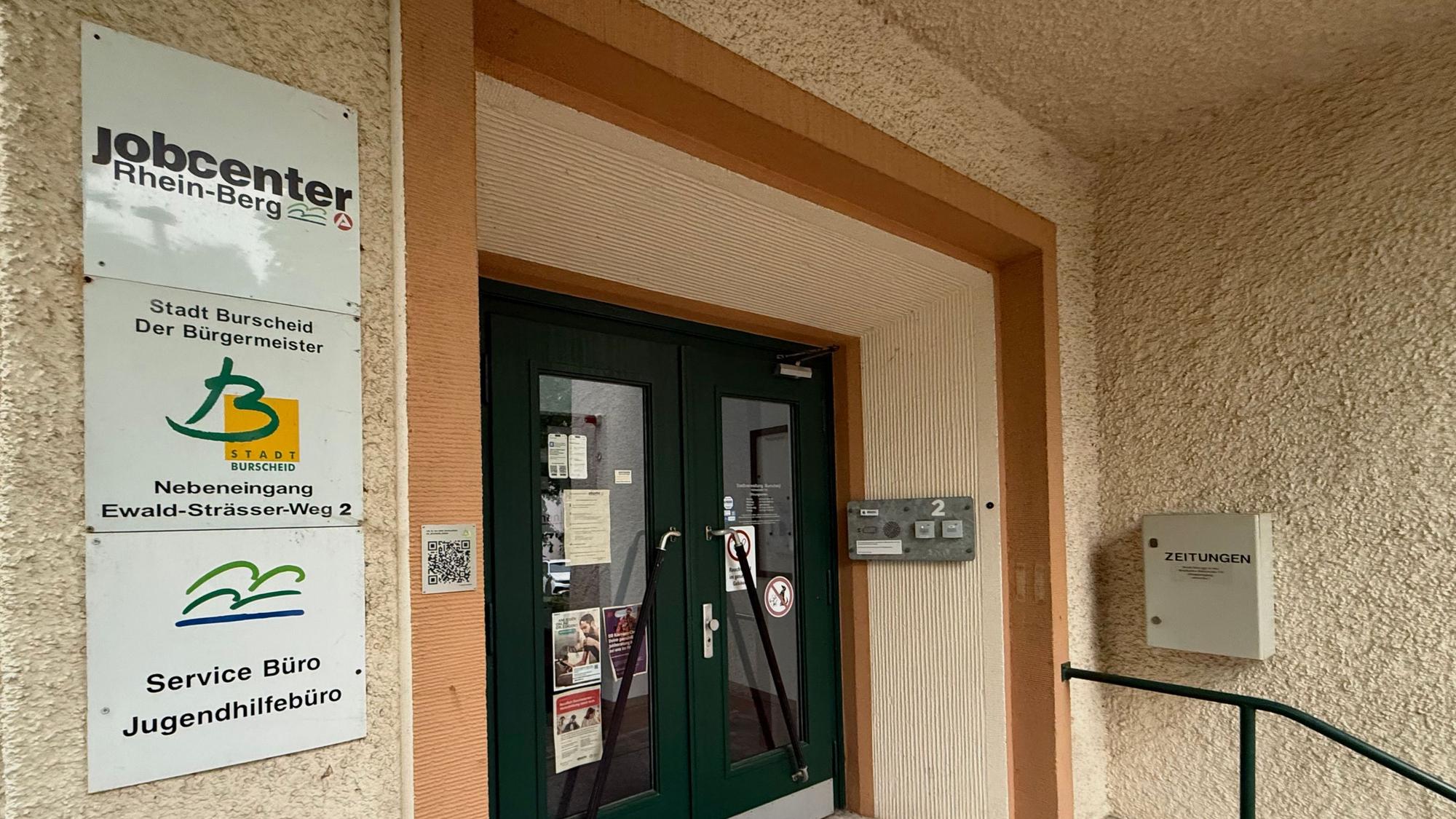 Der Seiteneingang des Burscheider Rathasuse, der auch zum Jobcenter führt
