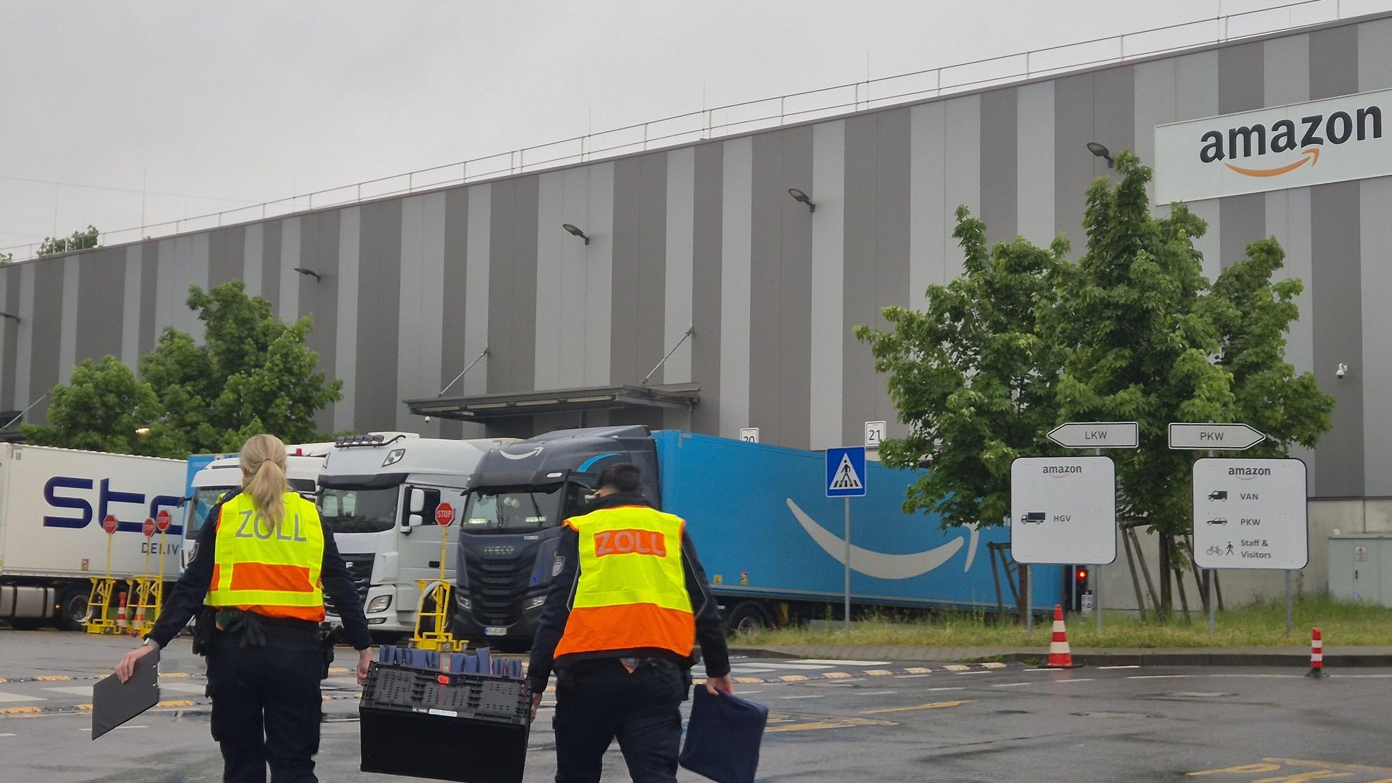 Zollbeamte gehen auf das Gelände eines Logistikunternehmens. Geprüft werden Verteilzentren verschiedener großer Paket-Dienstleister.