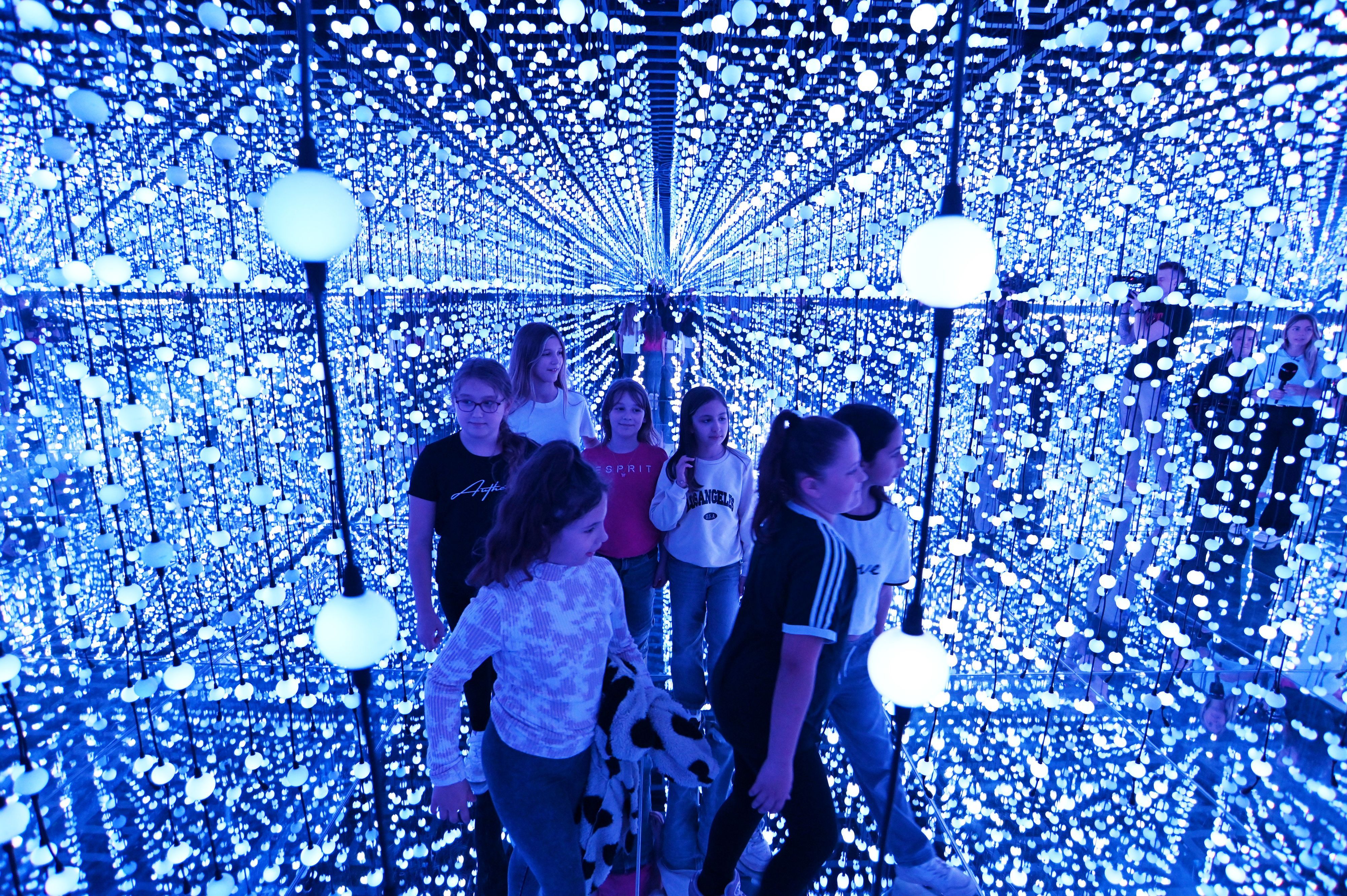 Spiegelkabinett mit Tausenden Lichtern