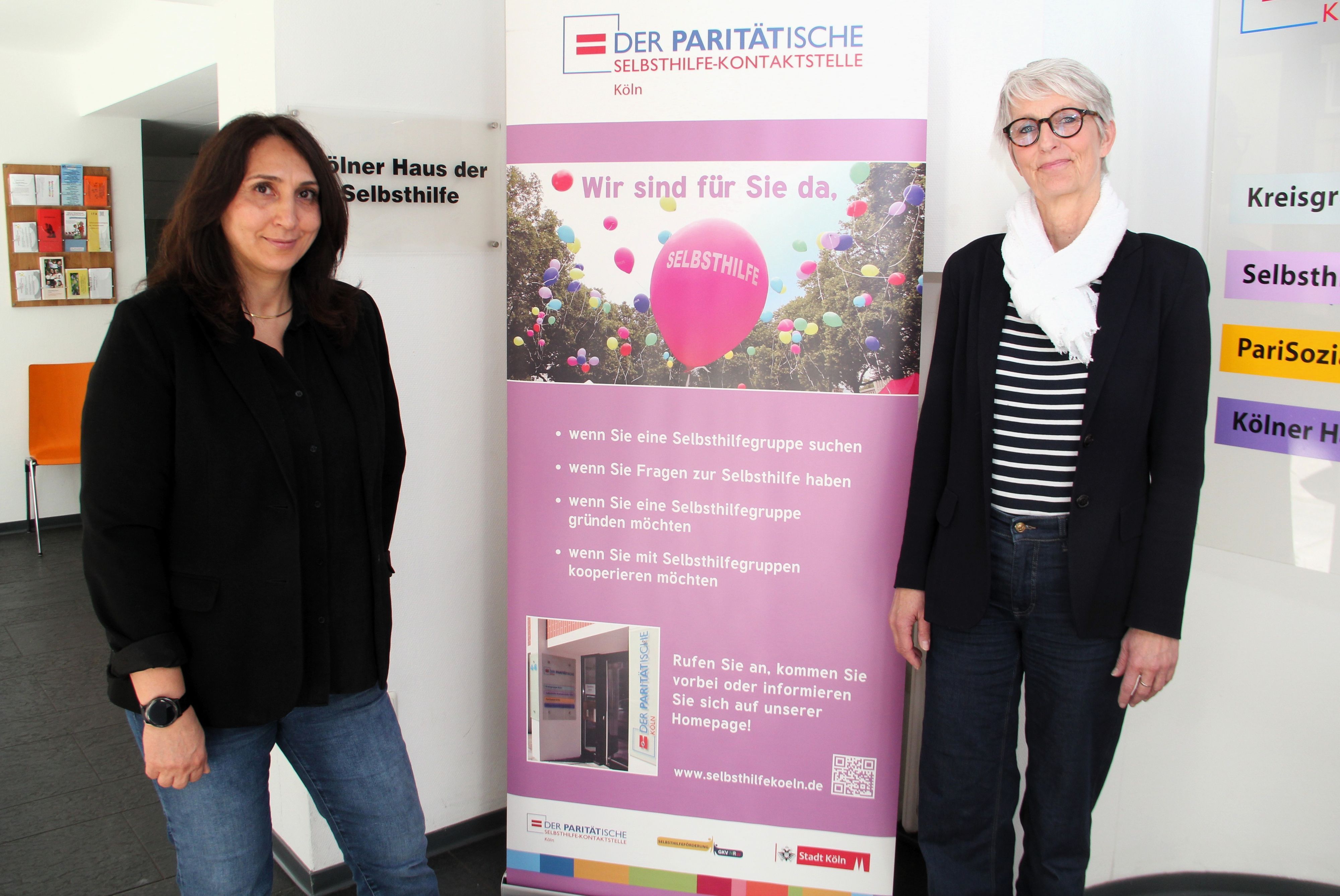 Fachkraft Öznur Naz (l.) und Kreisgruppengeschäftsführerin Claudia Reischauer koordinieren mit ihren Teams die Selbsthilfe Kontaktstelle in Köln.