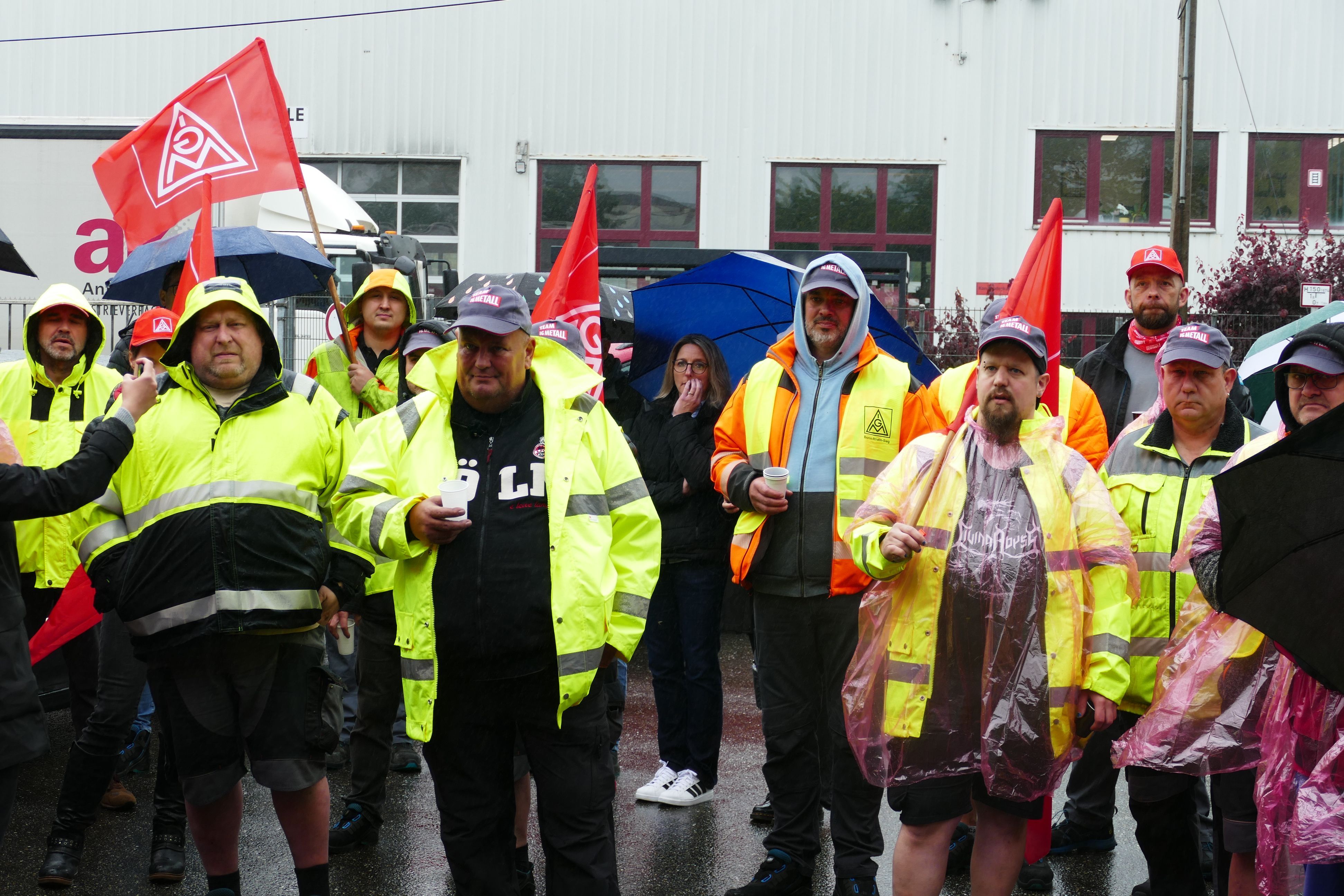 Rund 50 Beschäftigte des Schweizer Baumaschinenherstellers Ammann in Hennef nahmen an dem Warnstreik teil.