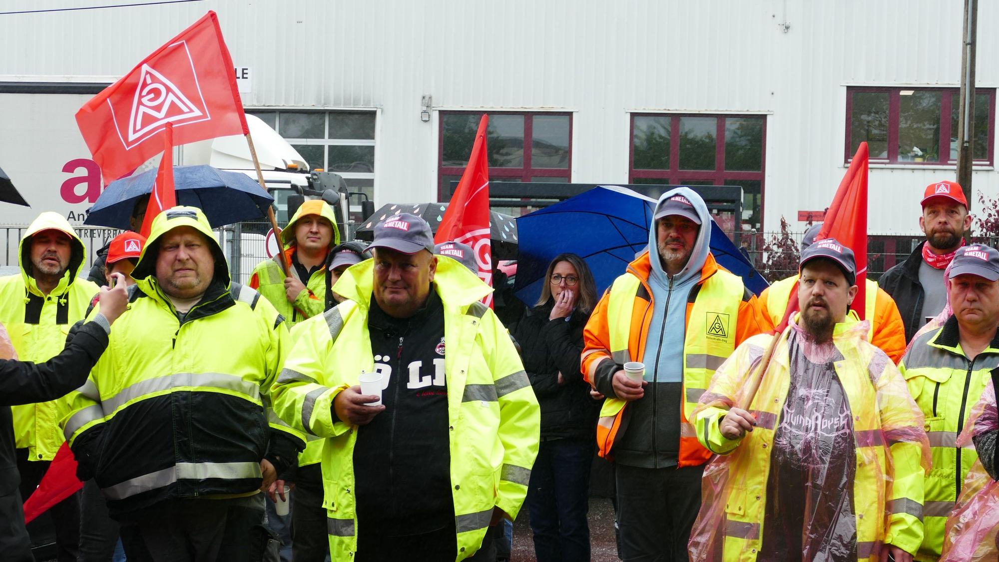 Rund 50 Beschäftigte des Schweizer Baumaschinenherstellers Ammann in Hennef nahmen an dem Warnstreik teil.