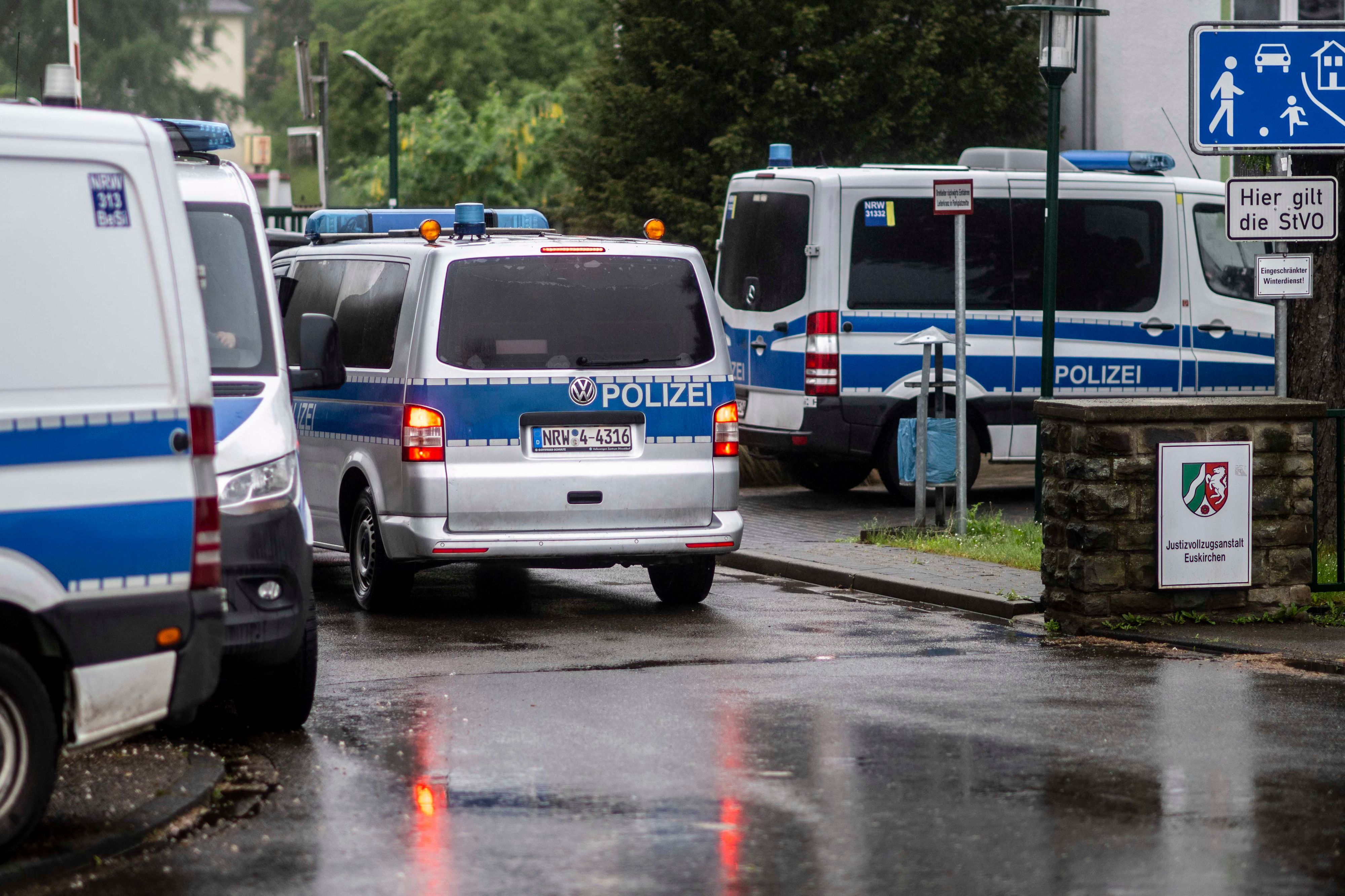 Das Bild zeigt zeigt zahlreiche Einsatzfahrzeuge am Erlenhof in Euskirchen.