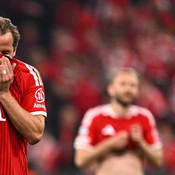 Harry Kane hält sich das Trikot vors Gesicht.