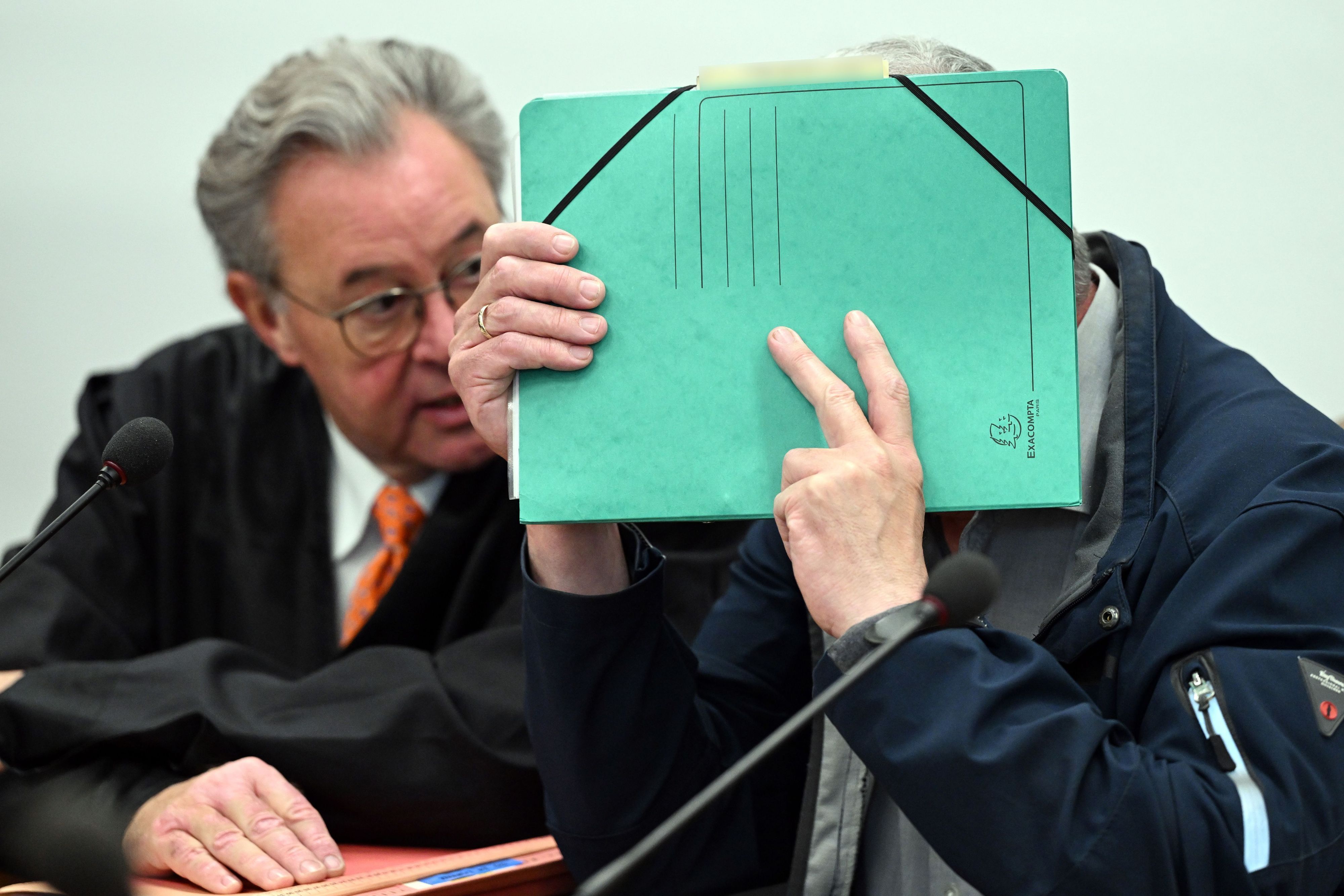 Der Angeklagte mit seinem Verteidiger Jürgen Graf beim Prozessauftakt im Kölner Landgericht