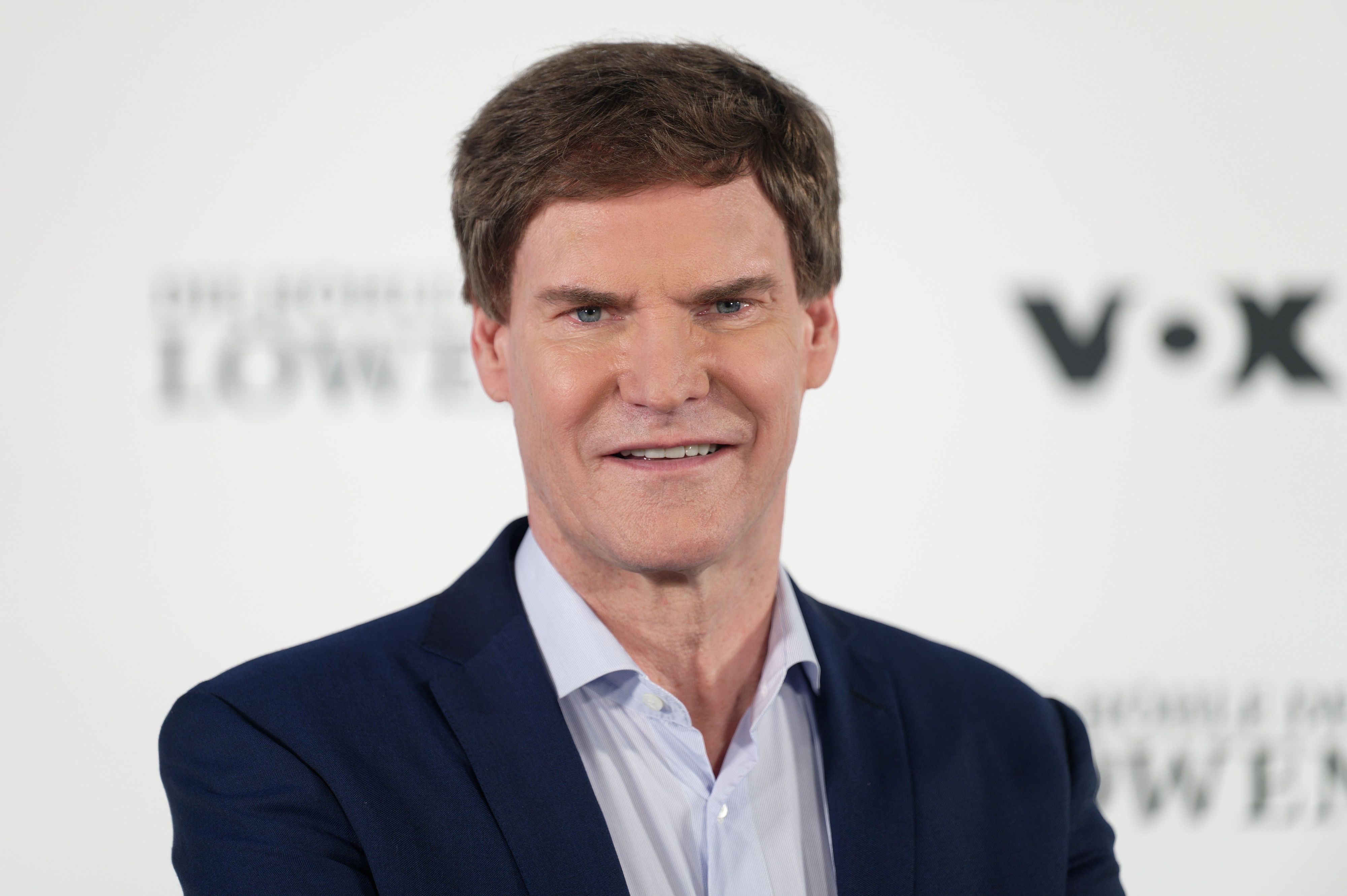 Der Unternehmer Carsten Maschmeyer steht bei einem Fototermin zur Vox Fernsehshow „Die Höhle der Löwen“ im Studio.