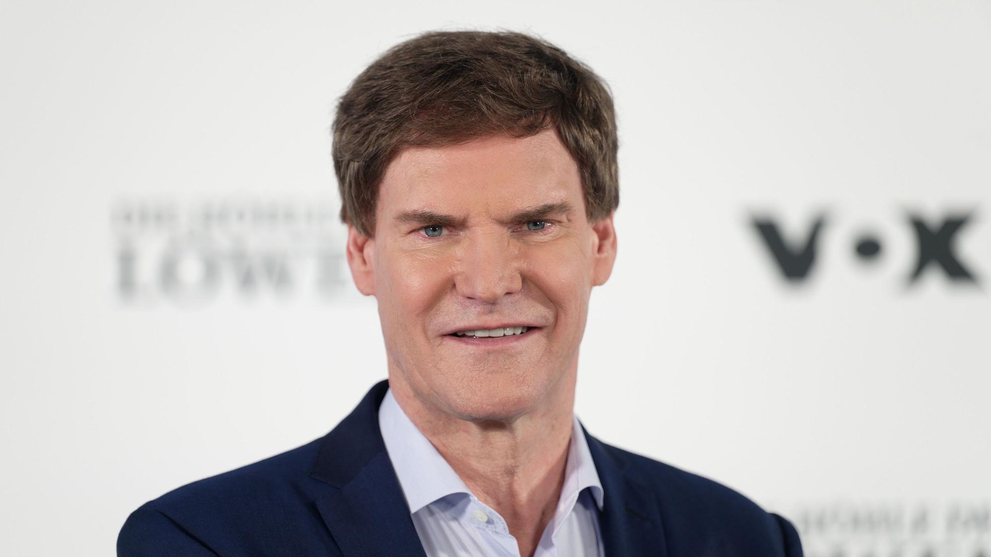 Der Unternehmer Carsten Maschmeyer steht bei einem Fototermin zur Vox Fernsehshow „Die Höhle der Löwen“ im Studio.