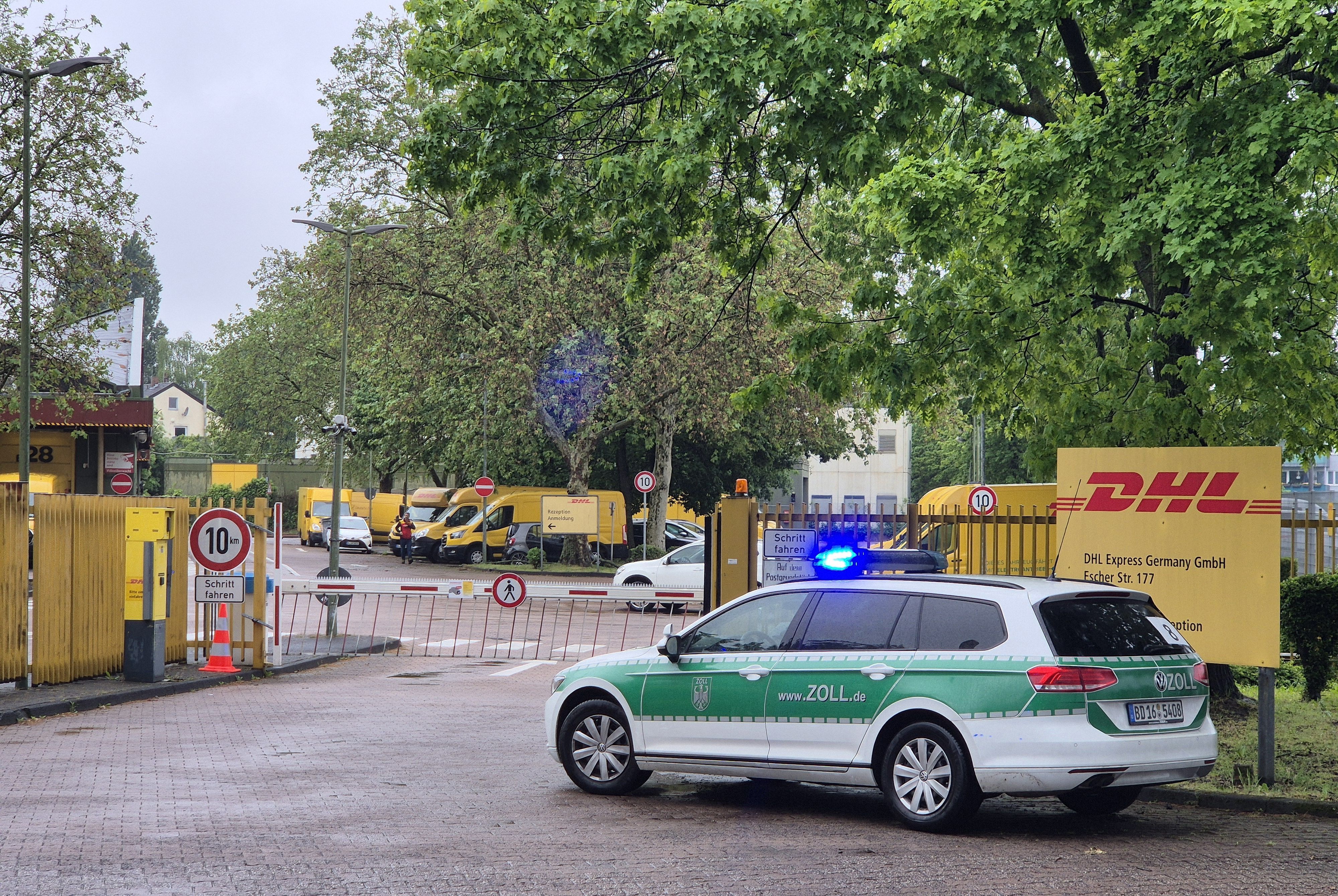 Ein Fahrzeug des Zoll parkt vor dem Tor des DHL Express Standorts in Köln-Nippes.