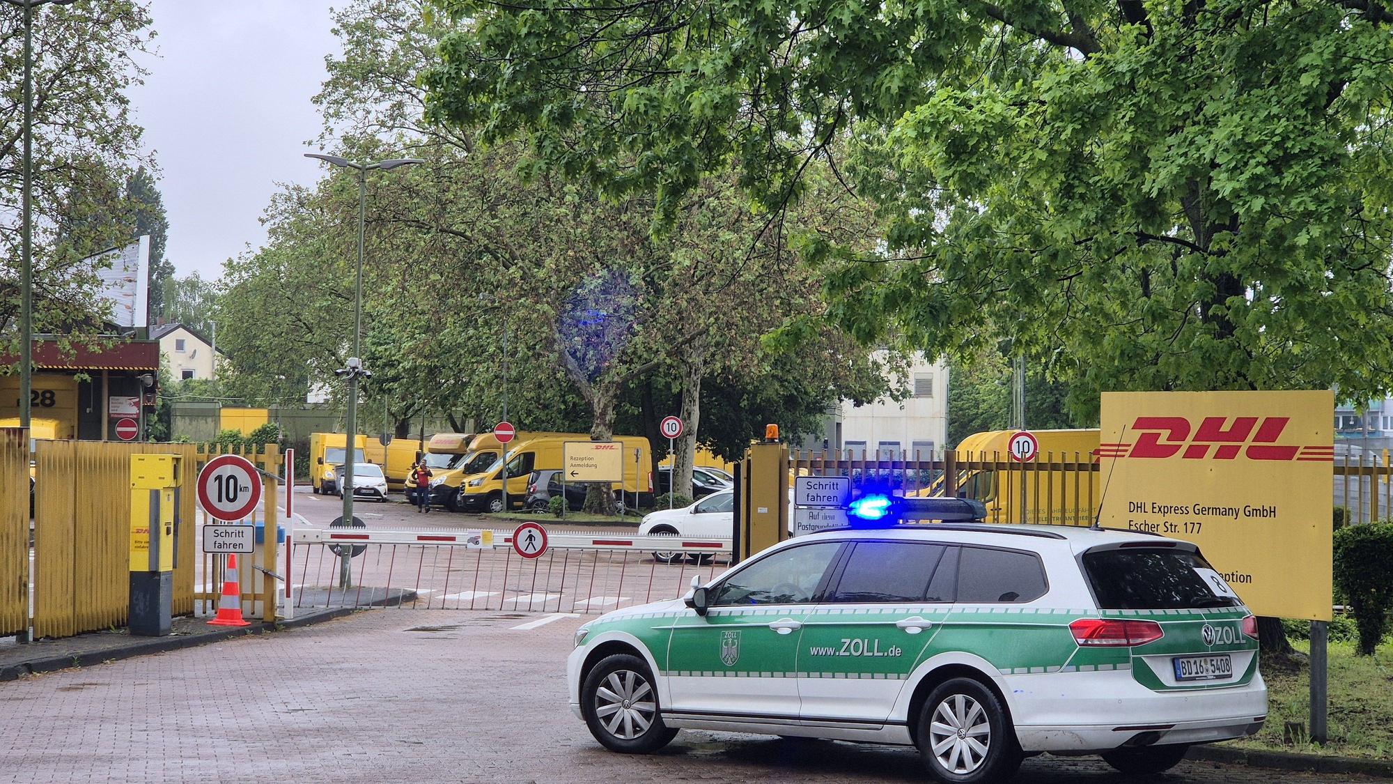 Ein Fahrzeug des Zolls parkt vor dem Tor eines Paketdienstes. Tausende Zollbeamte kontrollieren nach Angaben des Hauptzollamts Köln seit dem frühen Morgen Paketzusteller-Firmen im ganzen Bundesgebiet.
