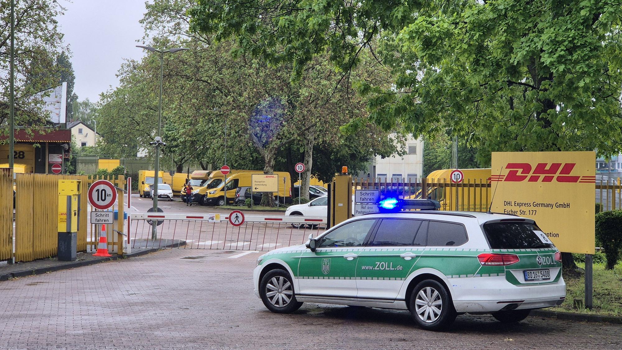 Ein Fahrzeug des Zoll parkt vor dem Tor des DHL Express Standorts in Köln-Nippes.