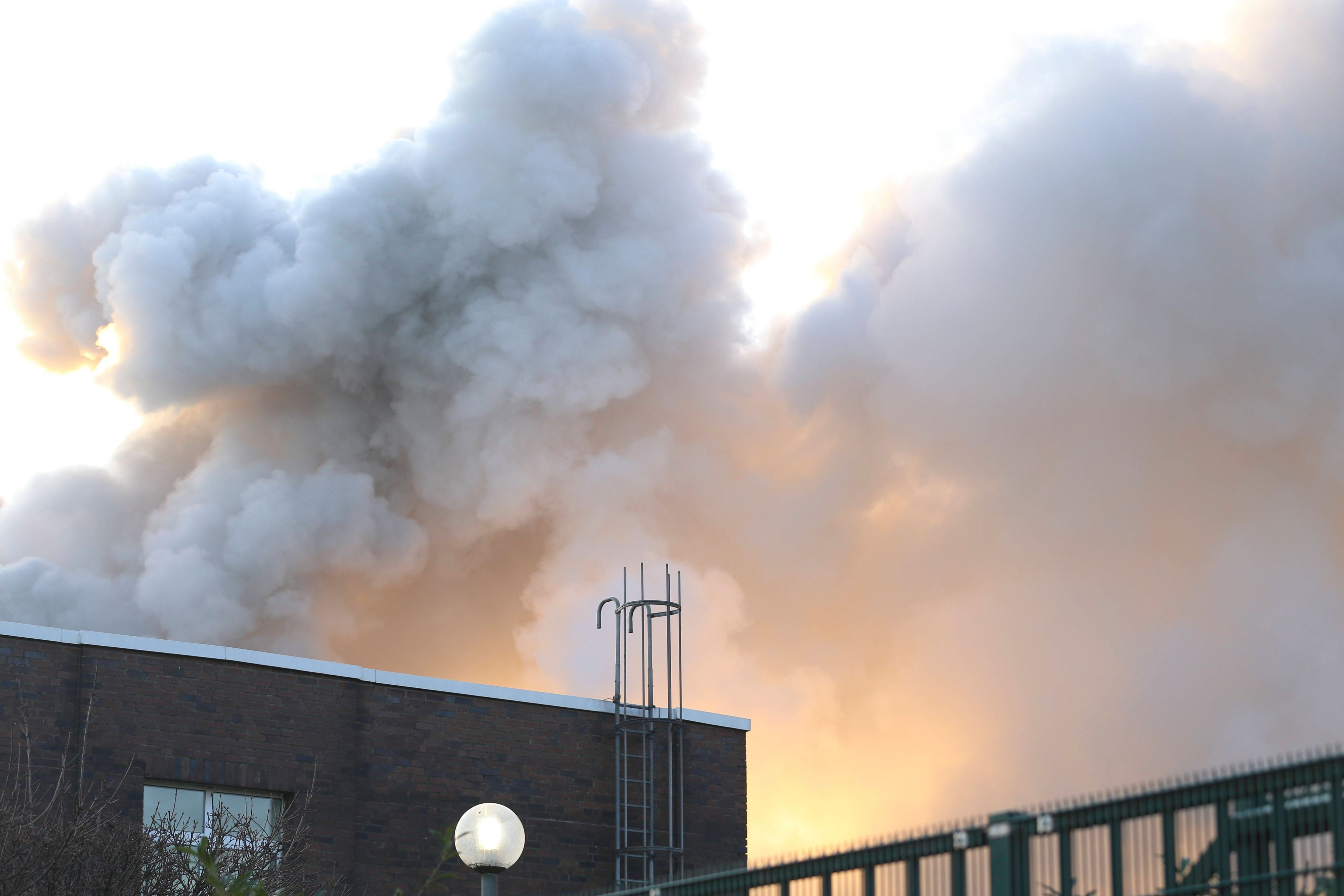 Dichter Rauch über einem Gebäude im Industriegebiet ist am 22. Dezember 2025 in Krefeld zu sehen. Nun brannte es hier erneut.