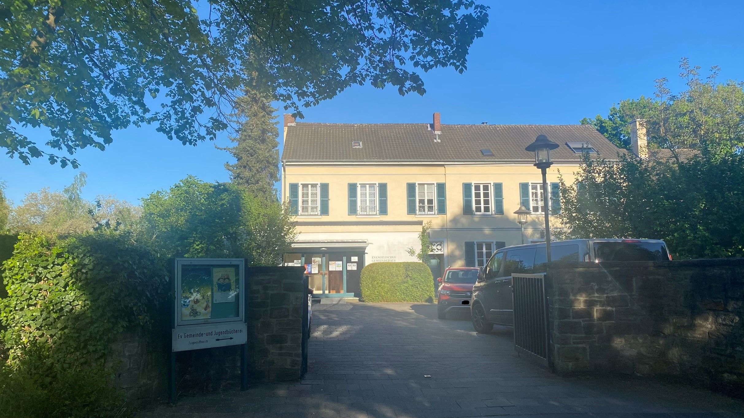 Zu sehen ist das bestehende Gemeindehaus.