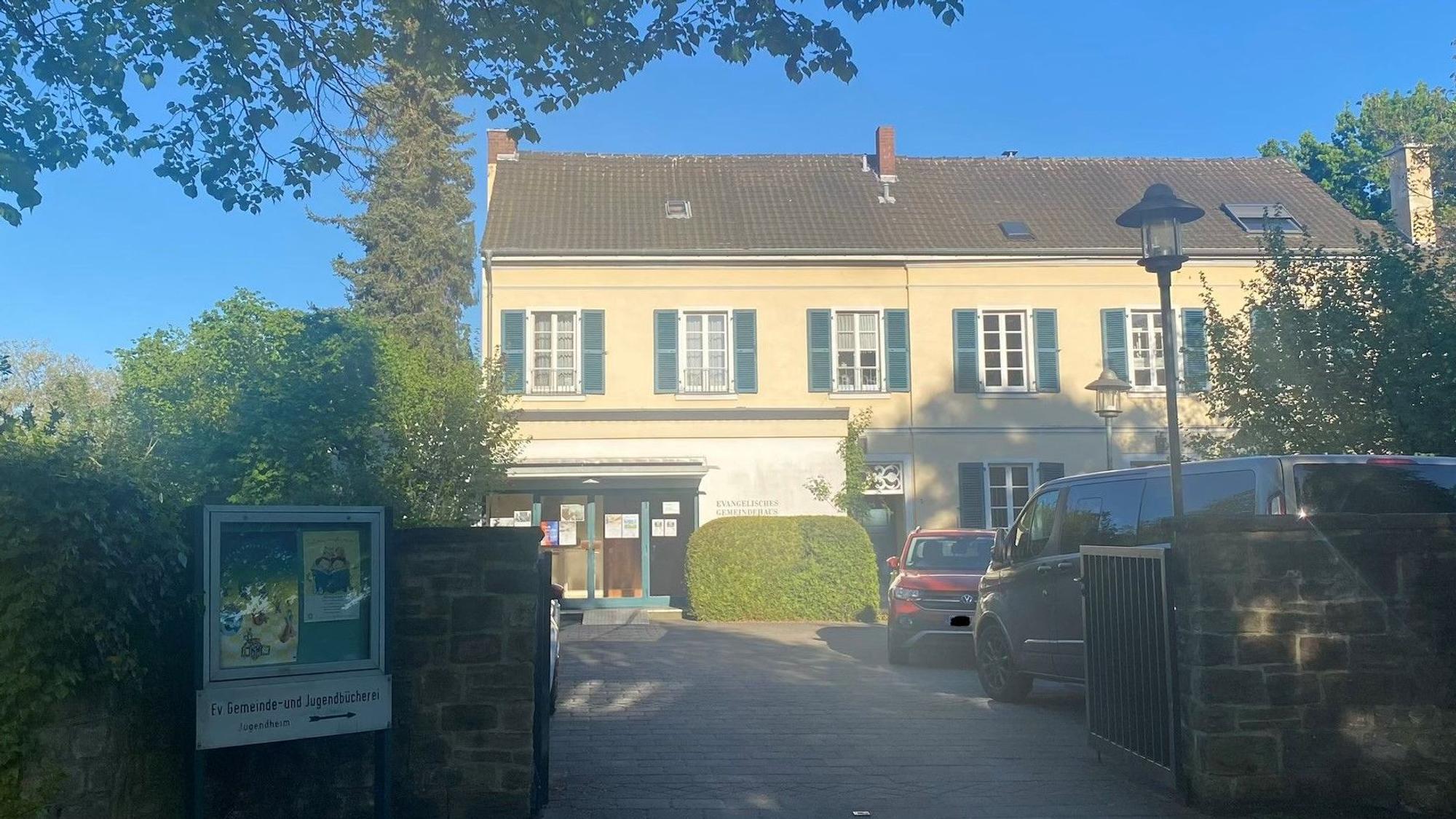Zu sehen ist das bestehende Gemeindehaus.