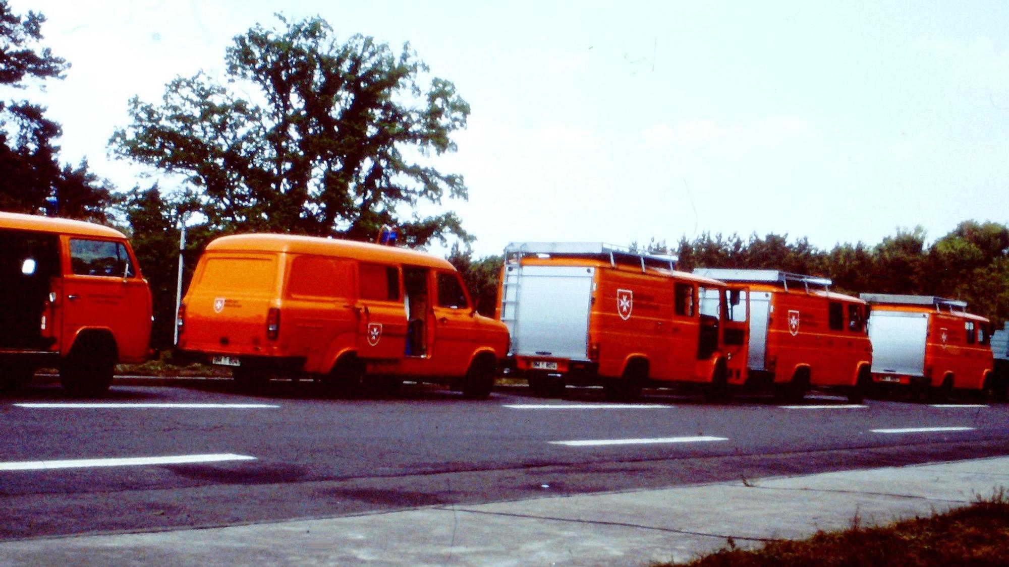 Das Bild zeigt fünf rote Einsatzwagen, die hintereinander geparkt sind.