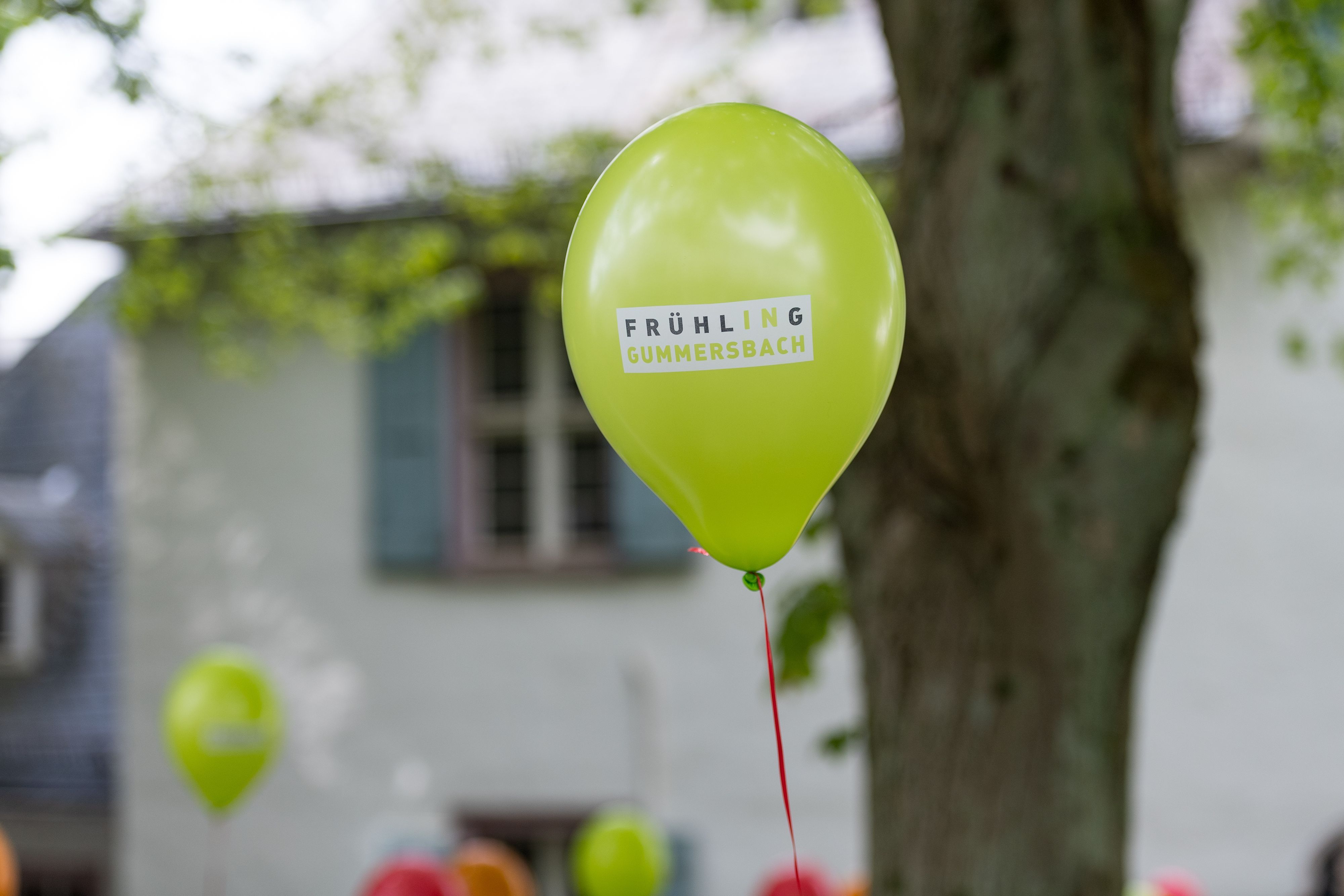 Ein hellgrüner Ballon mit der Aufschrift "Frühling in Gummersbach".