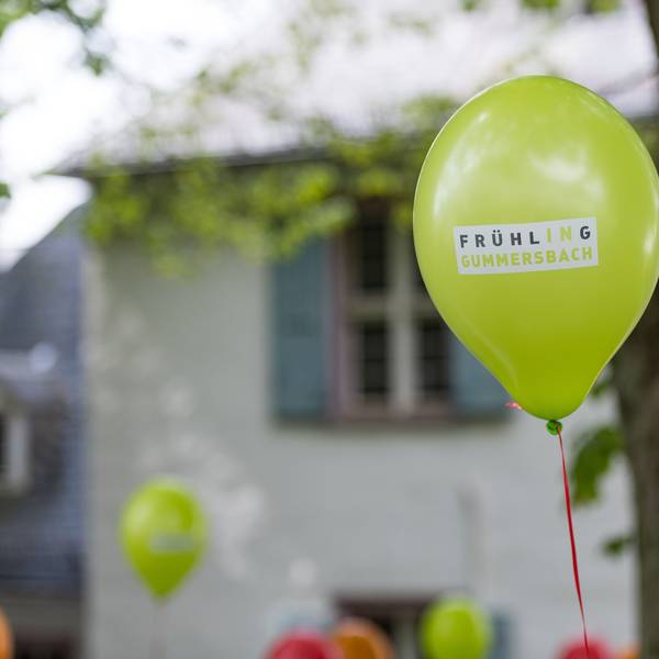 Ein hellgrüner Ballon mit der Aufschrift "Frühling in Gummersbach".