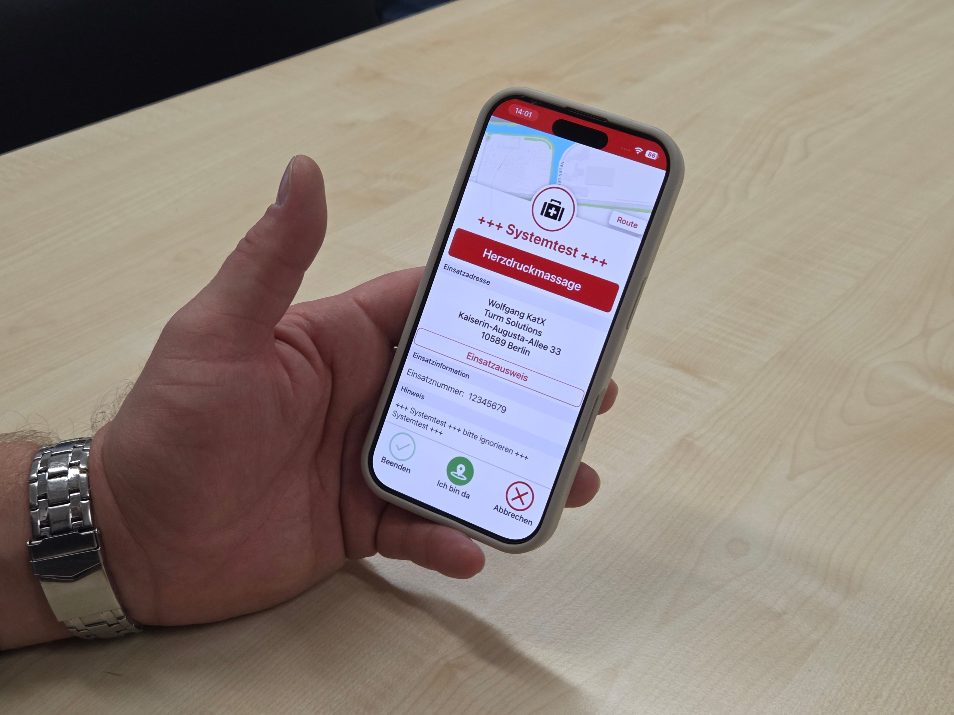 Die „KatRetter“-App soll helfen, die Zeit zwischen einem Notfall wie Herzstillstand und dem Eintreffen des Rettungsdienstes zu überbrücken, indem registrierte freiwillige Helferinnen und Helfer, die sich in der Nähe befinden, zum Einsatzort gerufen werden.