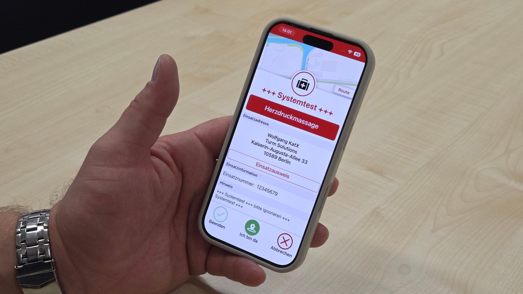 Die „KatRetter“-App soll helfen, die Zeit zwischen einem Notfall wie Herzstillstand und dem Eintreffen des Rettungsdienstes zu überbrücken, indem registrierte freiwillige Helferinnen und Helfer, die sich in der Nähe befinden, zum Einsatzort gerufen werden.