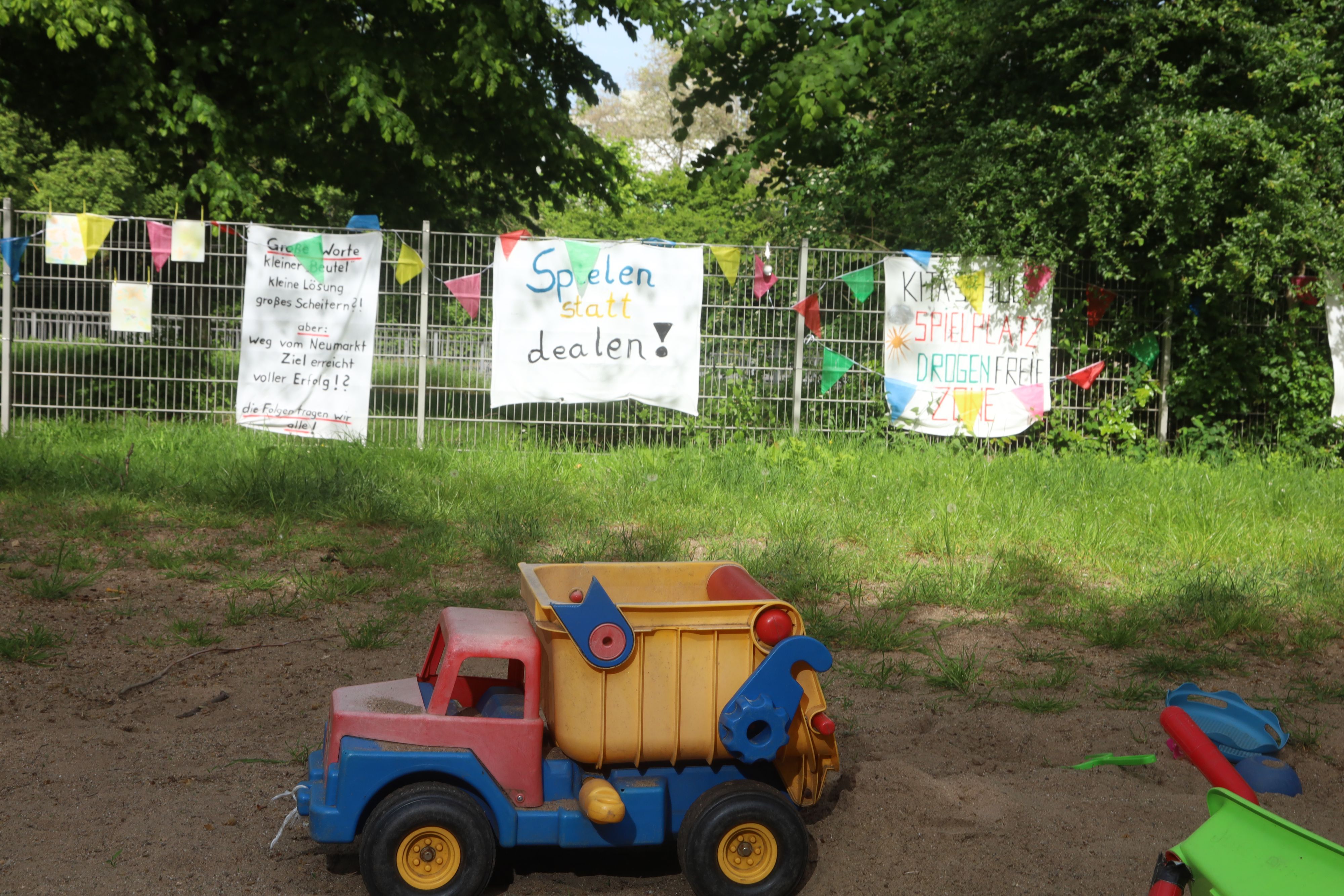 Das erste Kölner Suchthilfezentrum soll auf einer als Spielplatz ausgewiesenen Fläche am Perlengraben entstehen. Anwohner protestieren gegen den Standort.