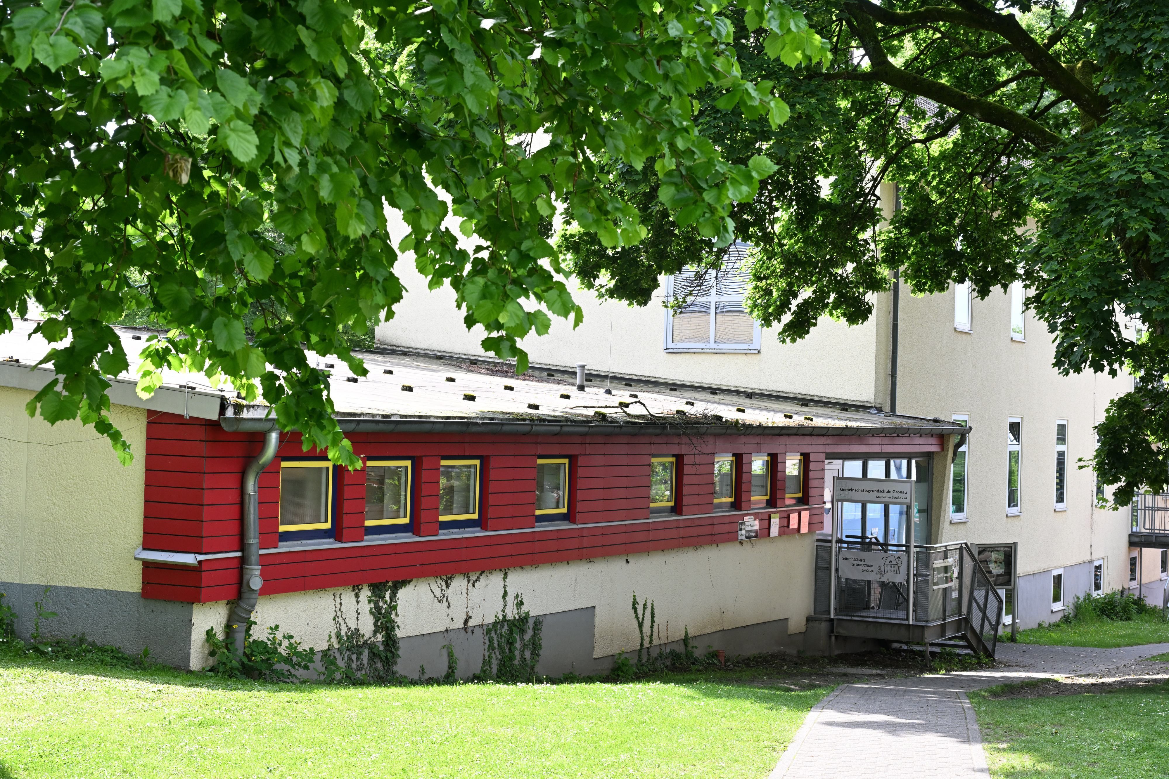 Ein einstöckiger Gebäudekomplex ist zu sehen.