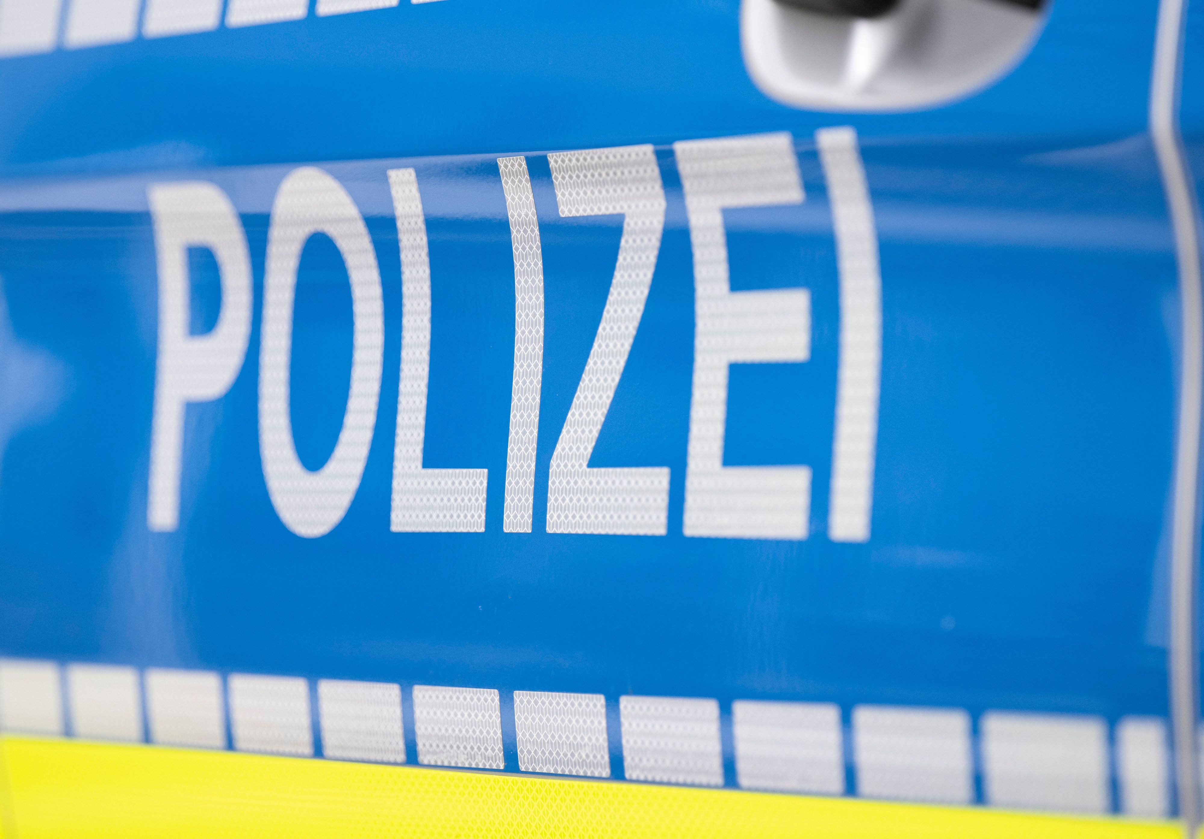 Der Schriftzug „Polizei “ist auf einem Streifenwagen zu lesen.