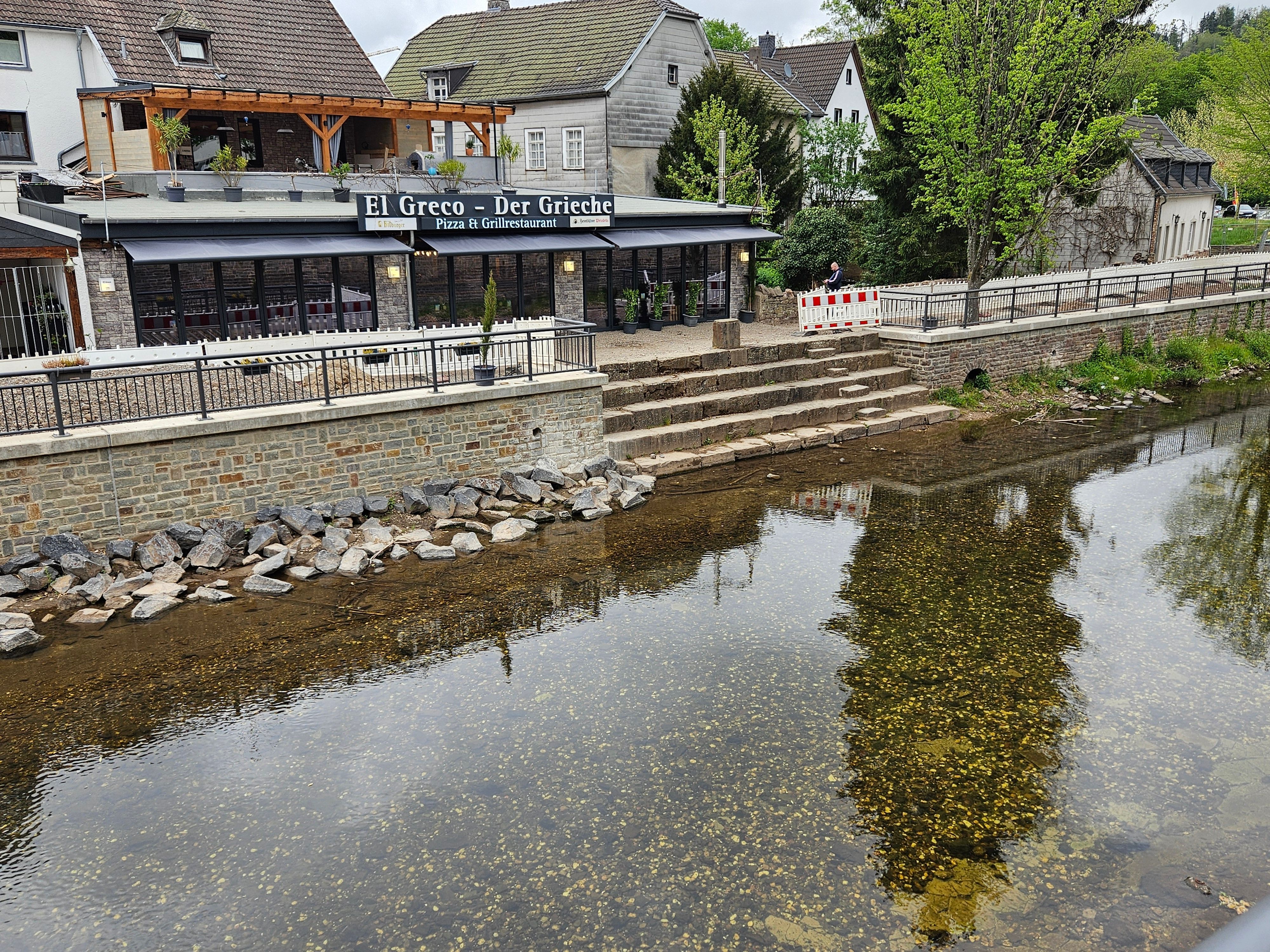 Blick vom anderen Ufer auf die Olef und den Boulevardbereich.