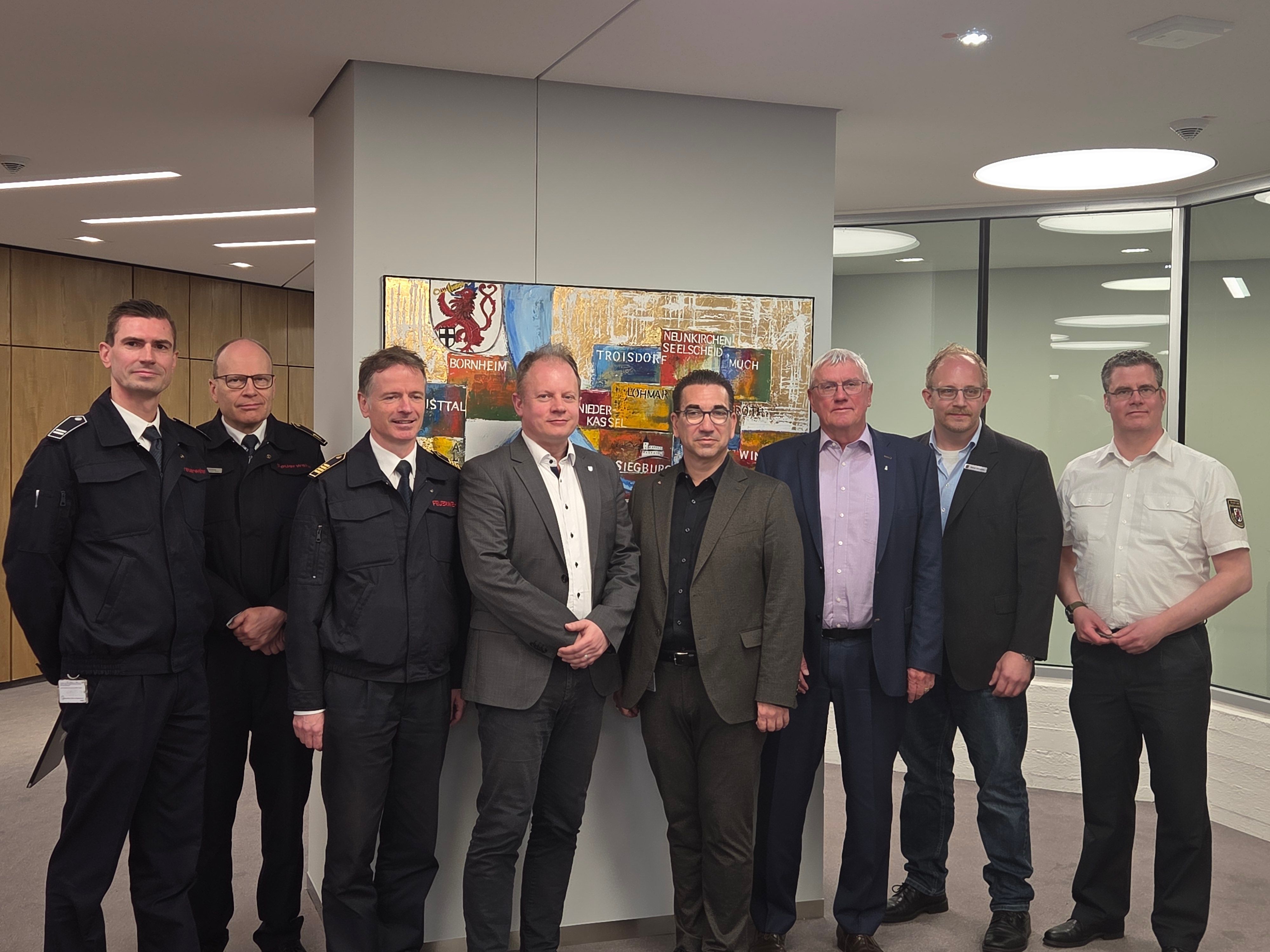 Die Projektbeteiligten und Vertreter des Rhein-Sieg-Kreises  und der Stadt Bonn: (v.l.n.r.) David Bormann (Feuerwehr und Rettungsdienst Stadt Bonn und Projektteam KatRetter), Dr. Ulrich Heister (Ärztlicher Leiter Rettungsdienst Stadt Bonn), Jochen Stein (Amtsleiter Feuerwehr und Rettungsdienst Bonn), Michael Rudersdorf (Dezernent für Bevölkerungsschutz im Rhein-Sieg-Kreis), Guido Déus (Bonner Oberbürgermeister), Landrat Sebastian Schuster, Daniel Schneider (Amt für Bevölkerungsschutz im Rhein-Sieg-Kreis und Projektteam "KatRetter"), Christian Diepenseifen (Ärztlicher Leiter Rettungsdienst im Rhein-Sieg-Kreis).