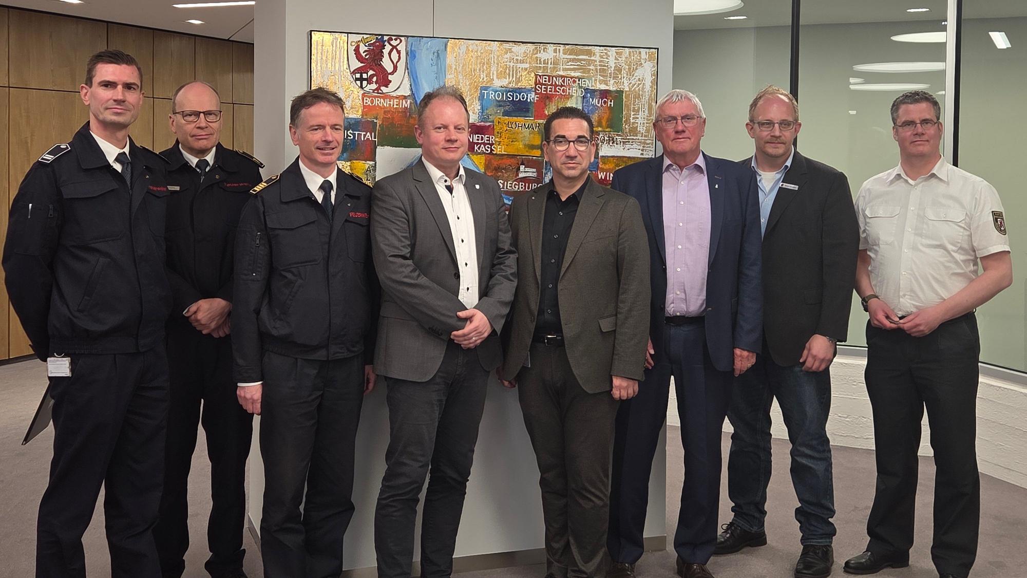 Die Projektbeteiligten und Vertreter des Rhein-Sieg-Kreises und der Stadt Bonn: (v.l.n.r.) David Bormann (Feuerwehr und Rettungsdienst Stadt Bonn und Projektteam KatRetter), Dr. Ulrich Heister (Ärztlicher Leiter Rettungsdienst Stadt Bonn), Jochen Stein (Amtsleiter Feuerwehr und Rettungsdienst Bonn), Michael Rudersdorf (Dezernent für Bevölkerungsschutz im Rhein-Sieg-Kreis), Guido Déus (Bonner Oberbürgermeister), Landrat Sebastian Schuster, Daniel Schneider (Amt für Bevölkerungsschutz im Rhein-Sieg-Kreis und Projektteam "KatRetter"), Christian Diepenseifen (Ärztlicher Leiter Rettungsdienst im Rhein-Sieg-Kreis).