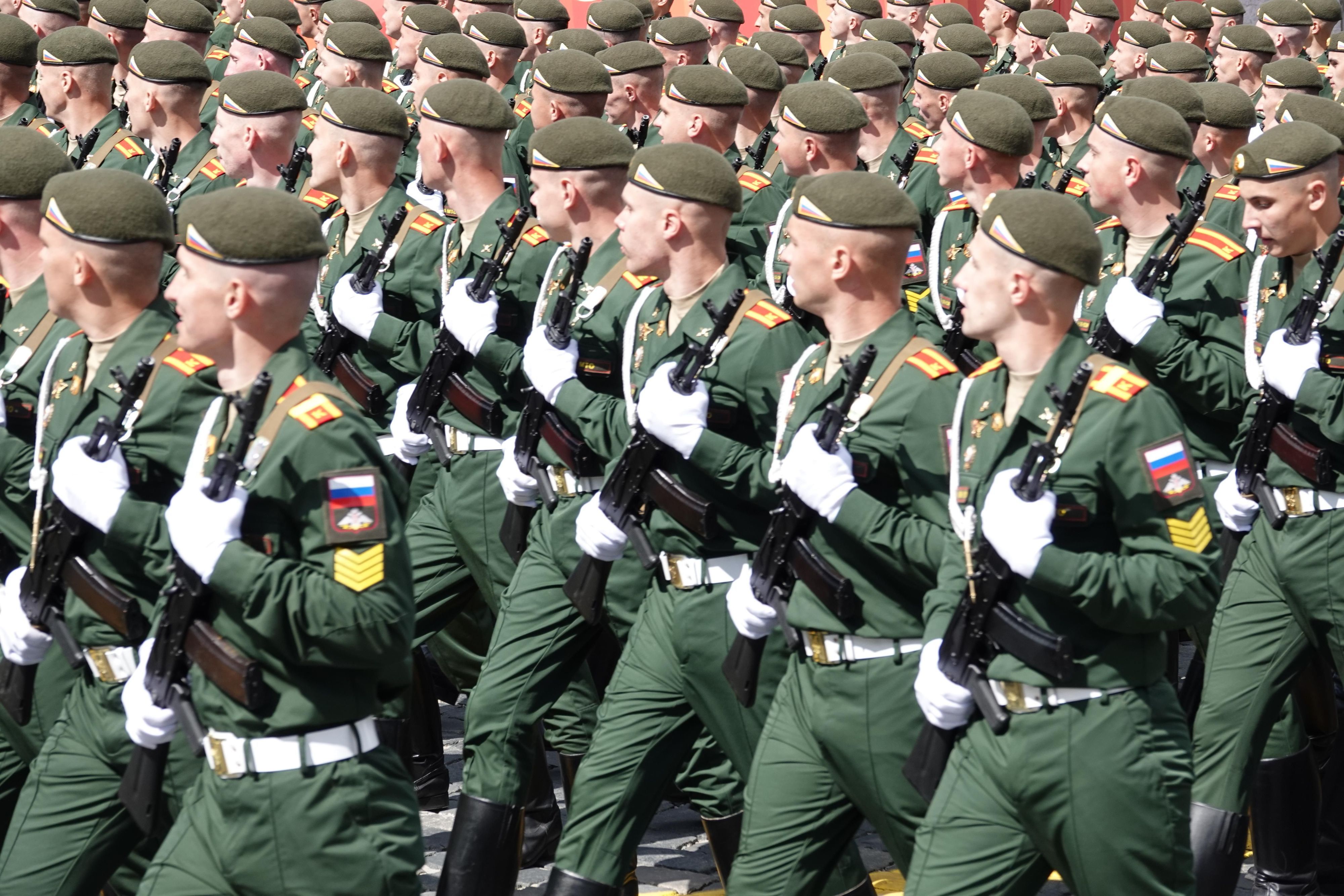 Soldaten exerzieren im vergangenen Jahr bei der Militärparade auf dem Roten Platz. Russland feiert den 81. Jahrestag des Sieges der Sowjetunion über Nazi-Deutschland dieses Jahr mit einer zusammengeschrumpften Parade. (Archivbild)