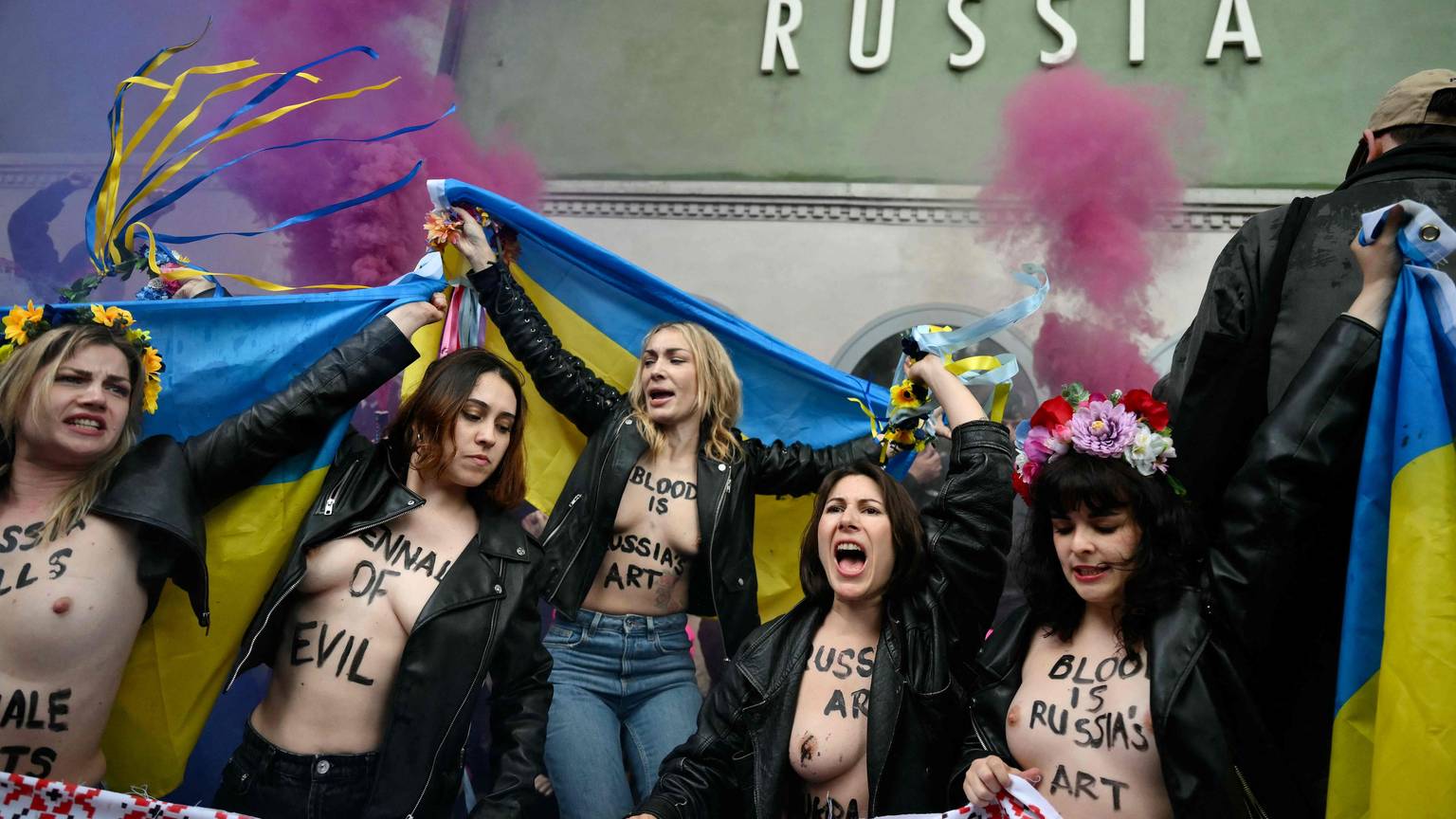 Die ukrainische Femen-Aktivistin Inna Schewtschenko (M.) und Mitstreiterinnen am Mittwoch (6. Mai) in Venedig bei der Biennale.