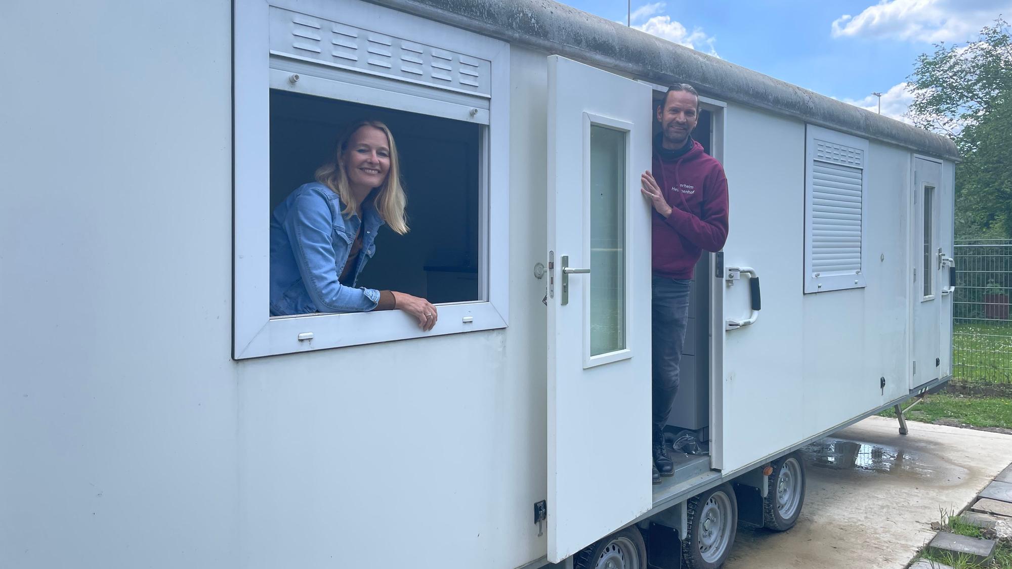 Das Foto zeigt die beiden Vorsitzenden des Vereins an dem Container.