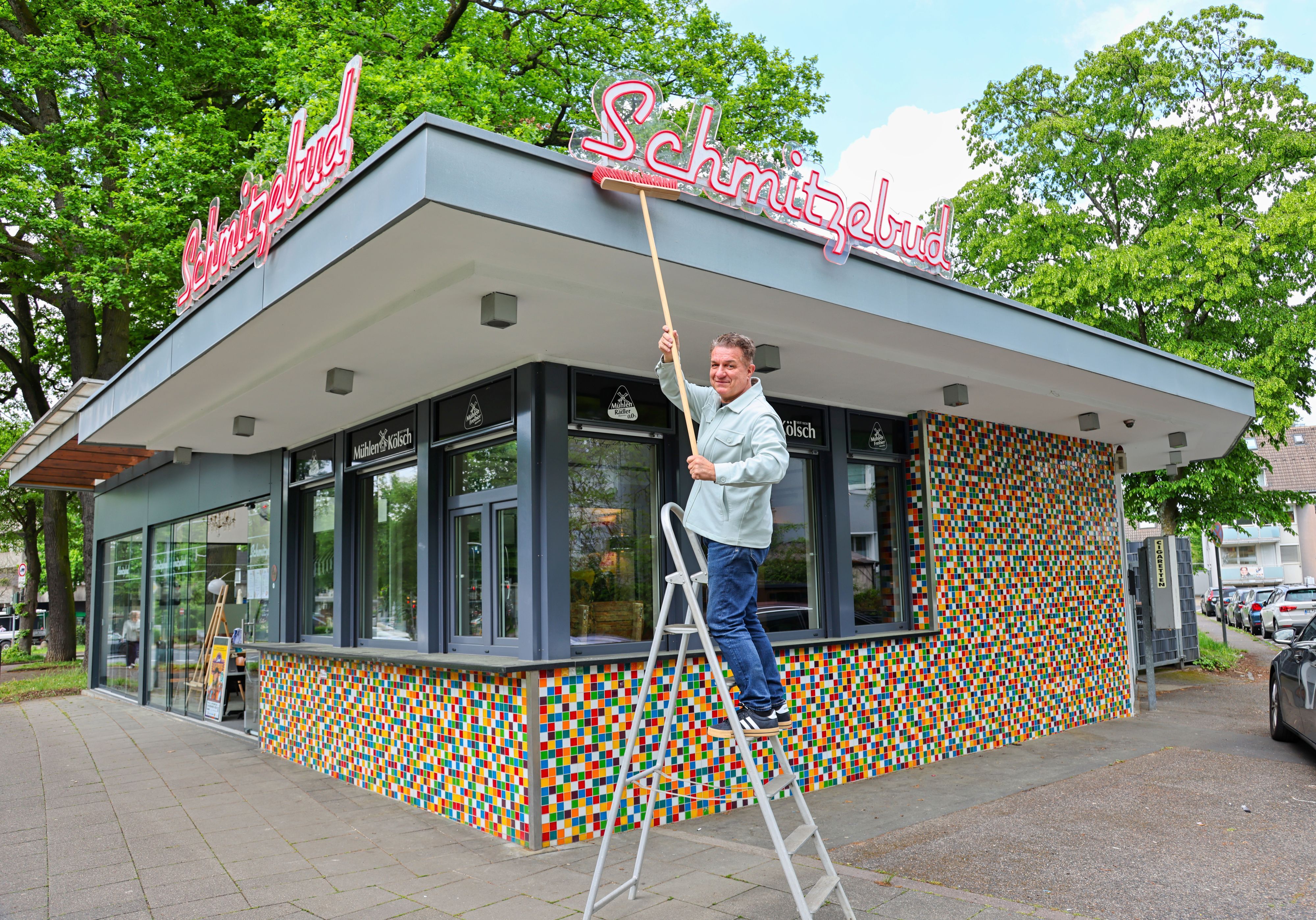 Linus vor seinem neuen Lokal, der Schmitzebud.