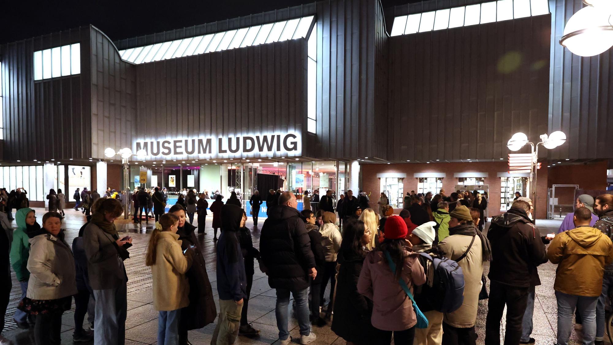Besucher der Kölner Museumsnacht 2024 warten vor dem Museum Ludwig (Archivbild)