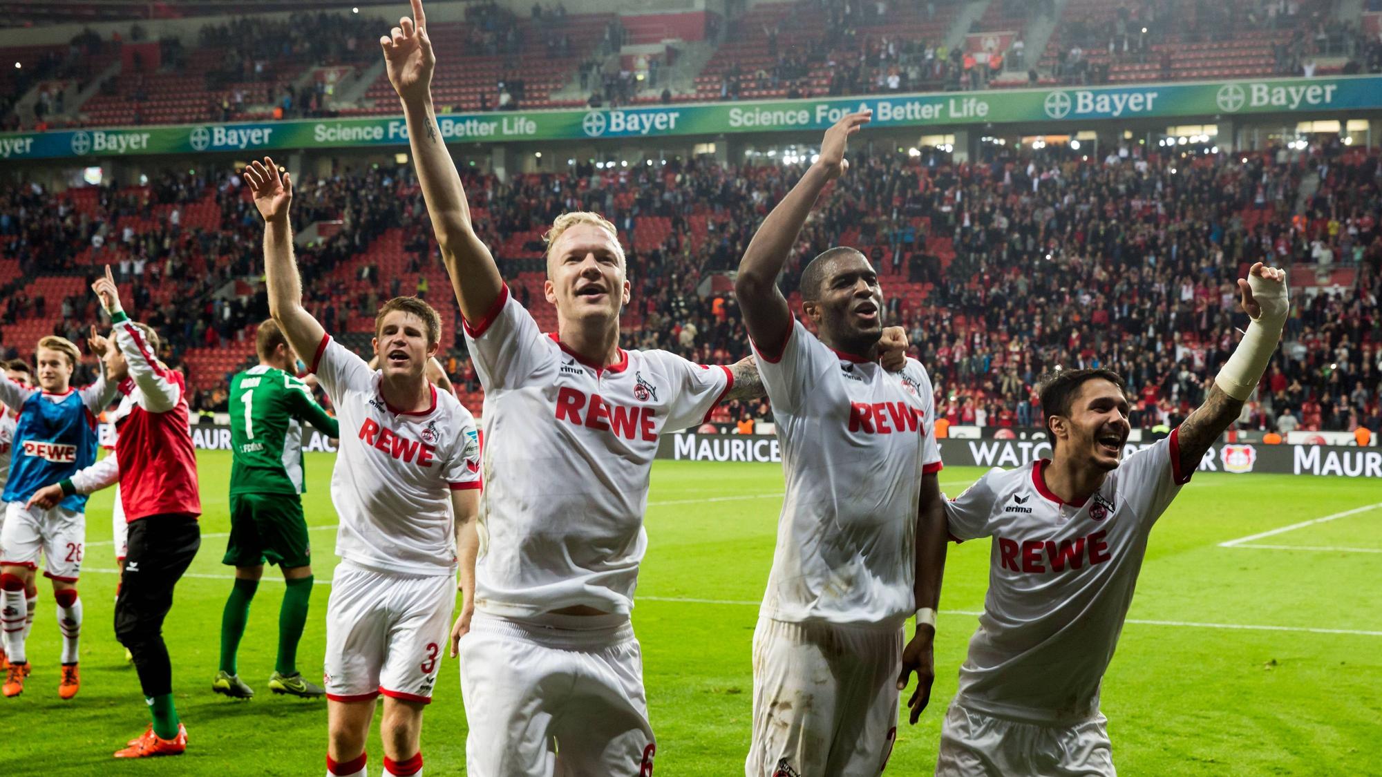 Ex-FC-Profi Kevin Vogt jubelt zusammen mit Anthony Modeste nach dem Derby-Sieg gegen Bayer Leverkusen im November 2015.