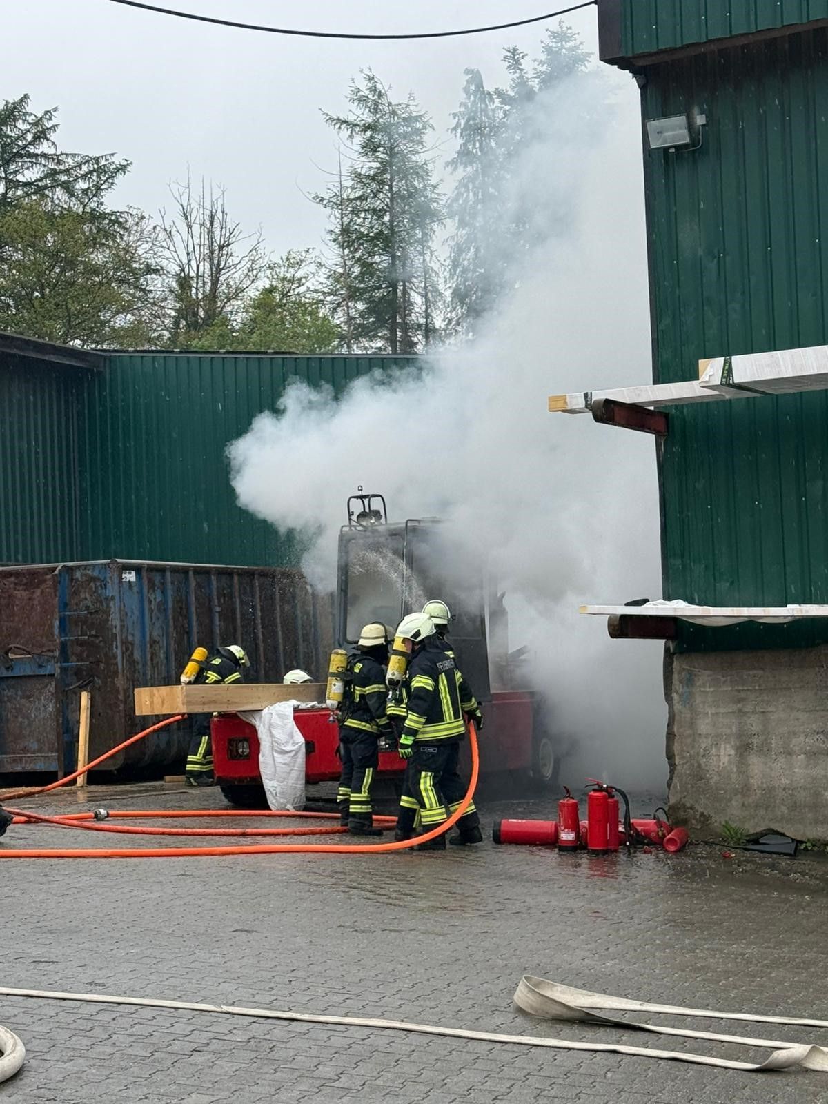 In einem Holzverarbeitungsbetrieb in Hartegasse löscht die Feuerwehr einen Gabelstapler..