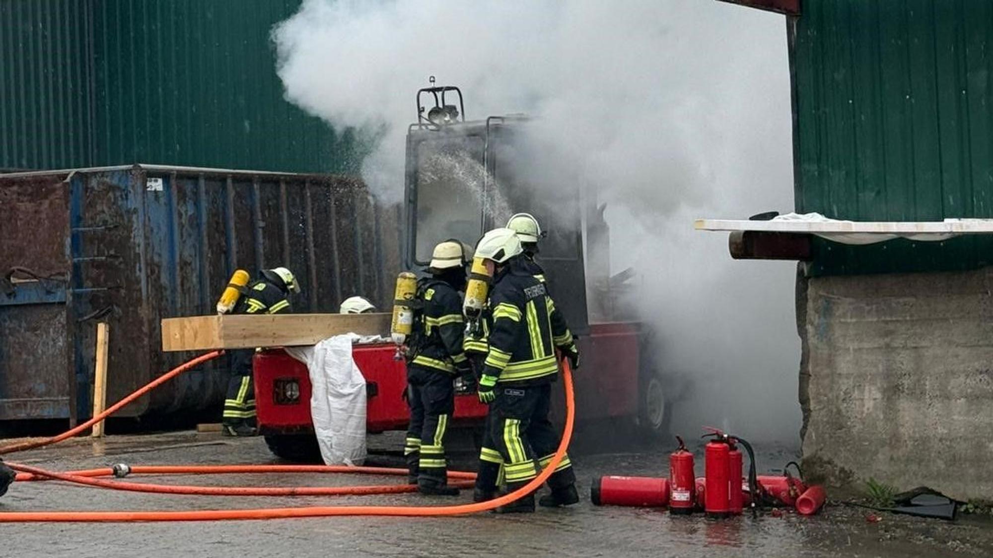 In einem Holzverarbeitungsbetrieb in Hartegasse löscht die Feuerwehr einen Gabelstapler..