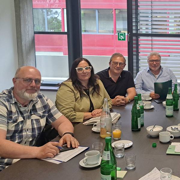 Die „Roisdorfer Initiatoren“ kämpfen weiterhin für den Erhalt der „Marktschänke“ (von links): Frank Koch vom Maiclub, Andrea Mey und Stefan Kempf von der Marktschänke, Ralf Schumacher, Urheber der Online-Petition, Elmar Reiffert vom Gewerbeverein, Claudia Hänel vom Ortsausschuss, Dr. Ernst Gierlich von den Heimatfreunden und Ortsvorsteher Karl-Heinz Nauroth.