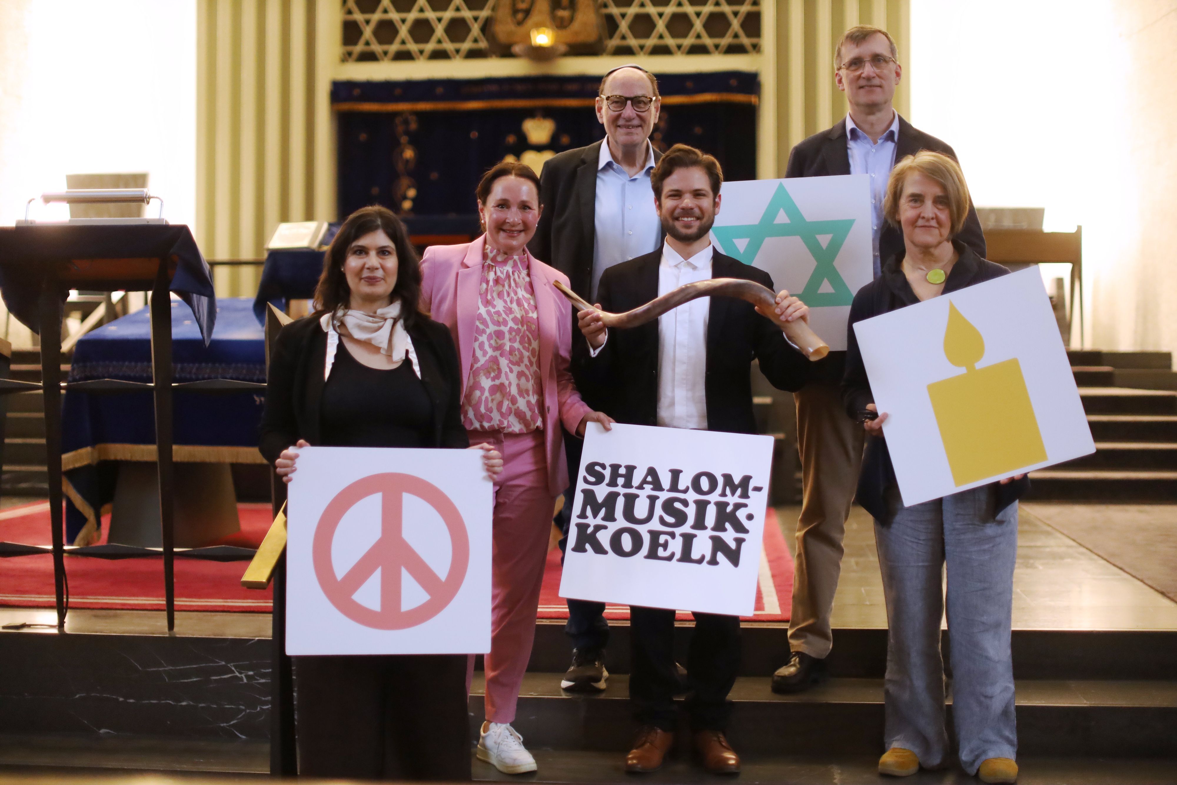 Derya Karadag, Claudia Hesse, Michael Rado, Bar Zemach, Joachim Hardewig und Ulrike Neukamm (v.l.) in der Synagoge bei der Vorstellung des Festivals Shalom-Musik.