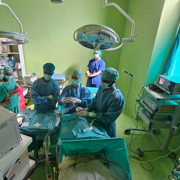 Blick in einen Operationssaal der Klinik in Eritrea, die von Mitarbeiterinnen und Mitarbeitern der der Asklepios Kinderklinik in Sankt Augustin unterstützt wird.