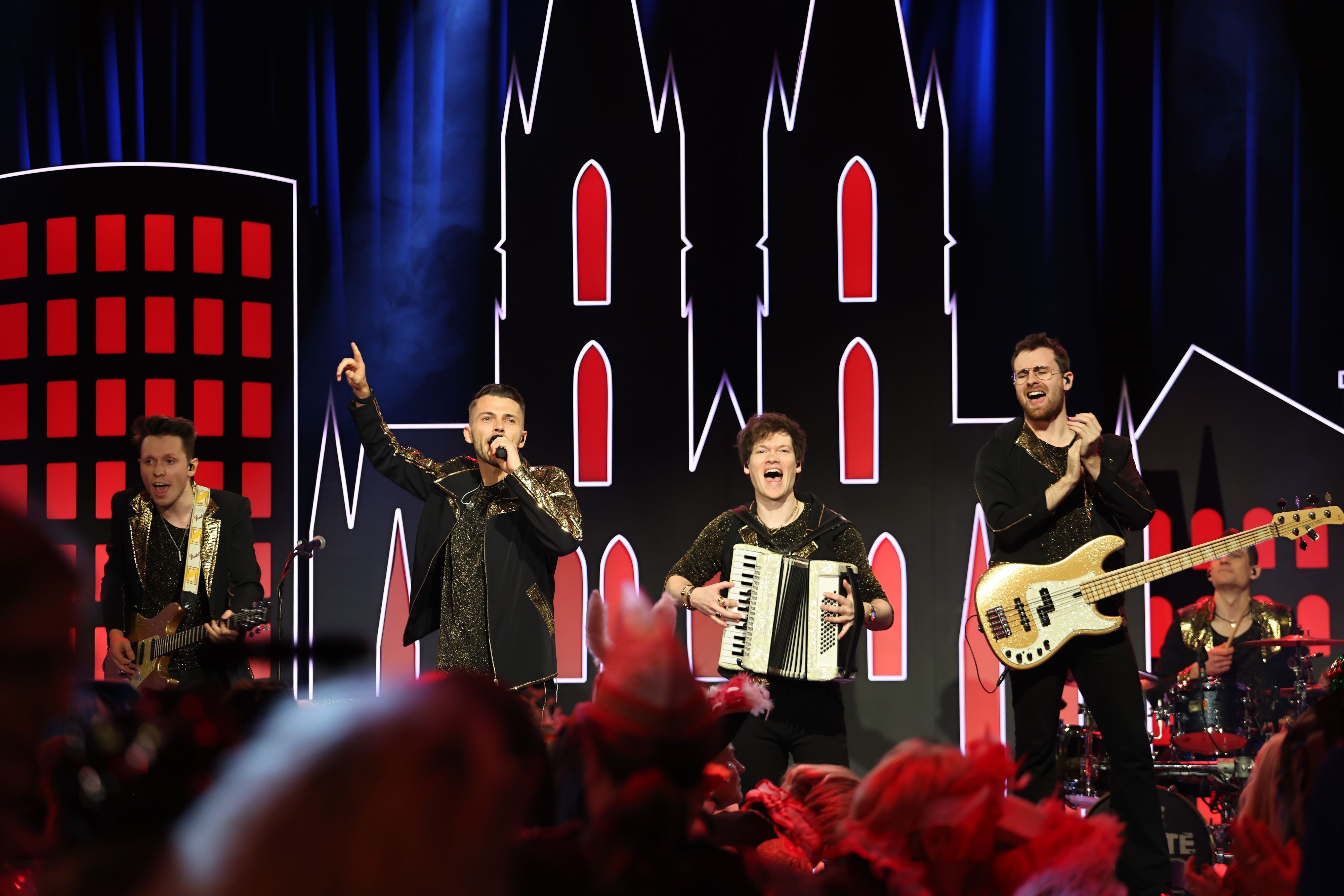 Die Band Scharmöör beim Auftritt auf der Bühne.