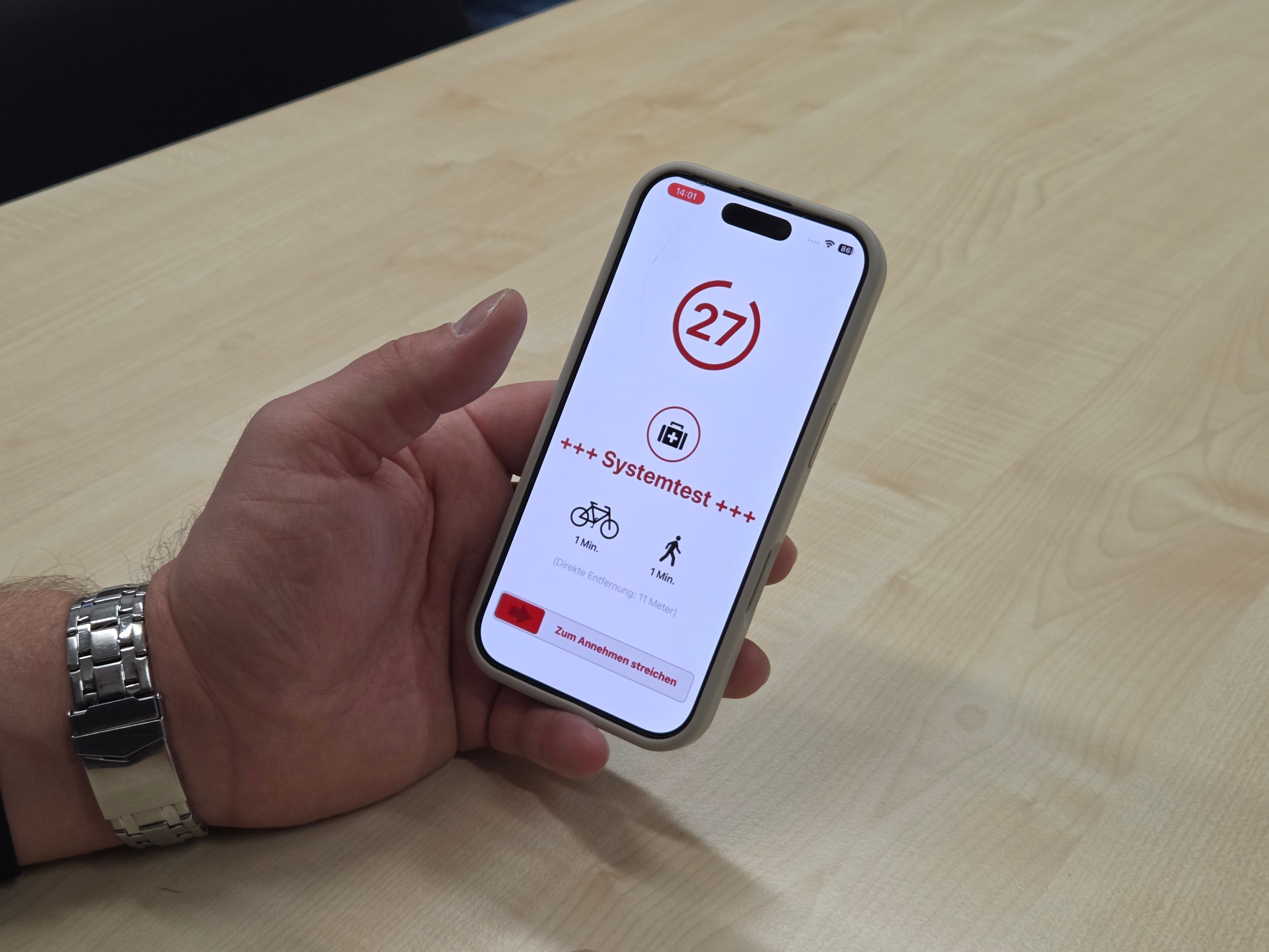 Die KatRetter-App soll helfen, die Zeit zwischen einem Notfall wie Herzstillstand und dem Eintreffen des Rettungsdienstes zu überbrücken, indem freiwillige registrierte Helferinnen und Helfer, die sich in der NÄhe befinden, zum Einsatzort gerufen werden.