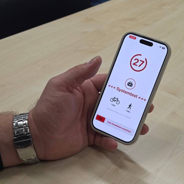 Die KatRetter-App soll helfen, die Zeit zwischen einem Notfall wie Herzstillstand und dem Eintreffen des Rettungsdienstes zu überbrücken, indem freiwillige registrierte Helferinnen und Helfer, die sich in der NÄhe befinden, zum Einsatzort gerufen werden.