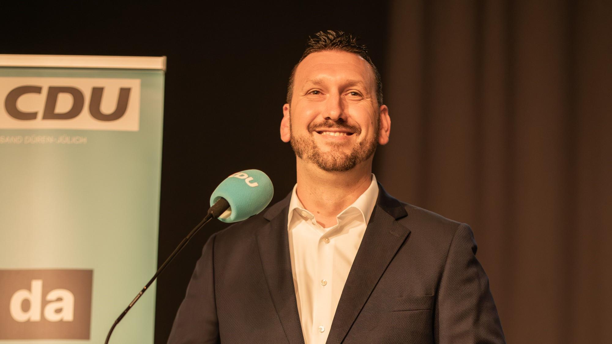 Christoph Gut steht am Rednerpult.
