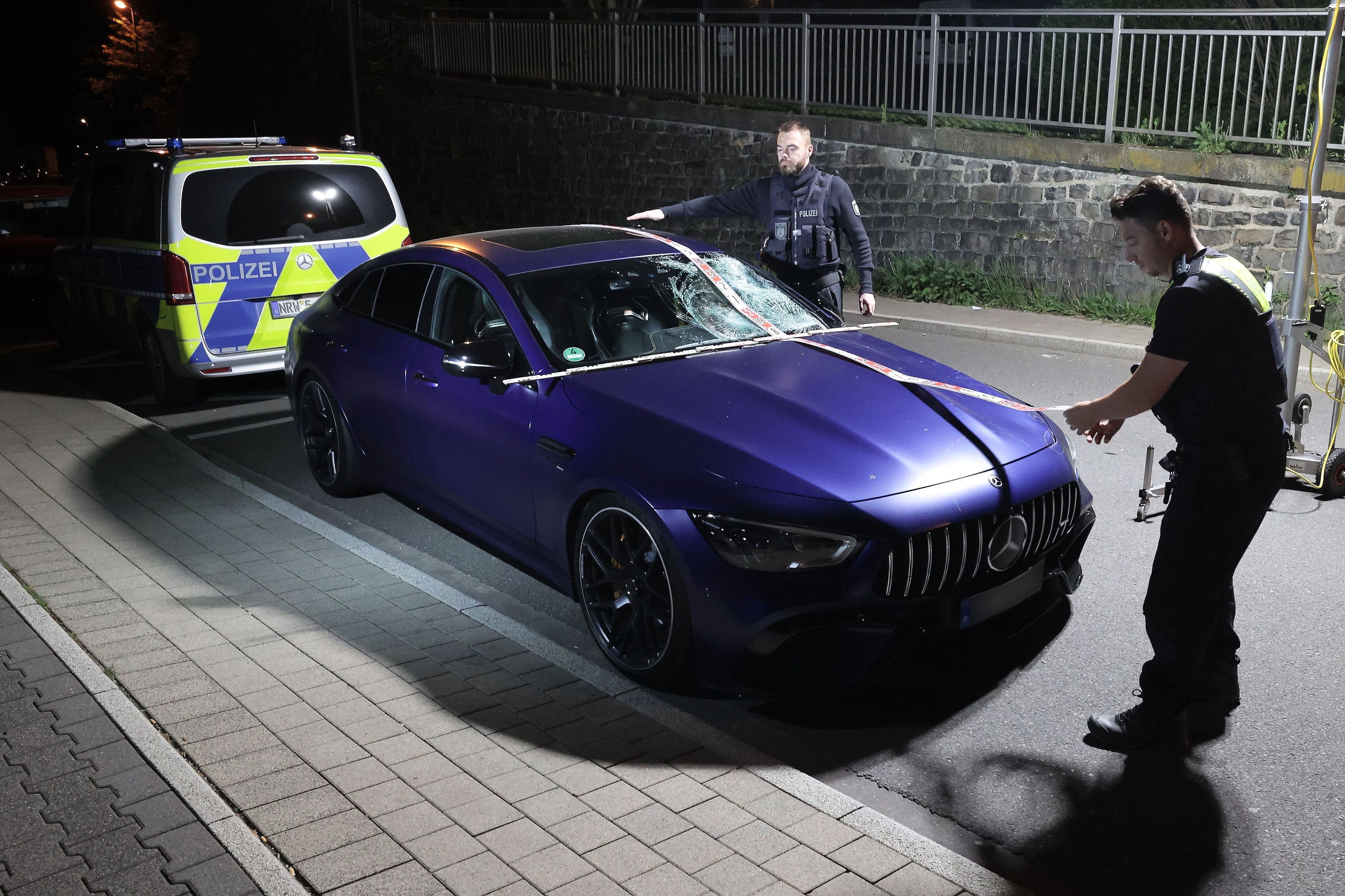 Ein beschädigter Mercedes AMG steht nach einem Unfall auf einer Straße in Remscheid Lennep.