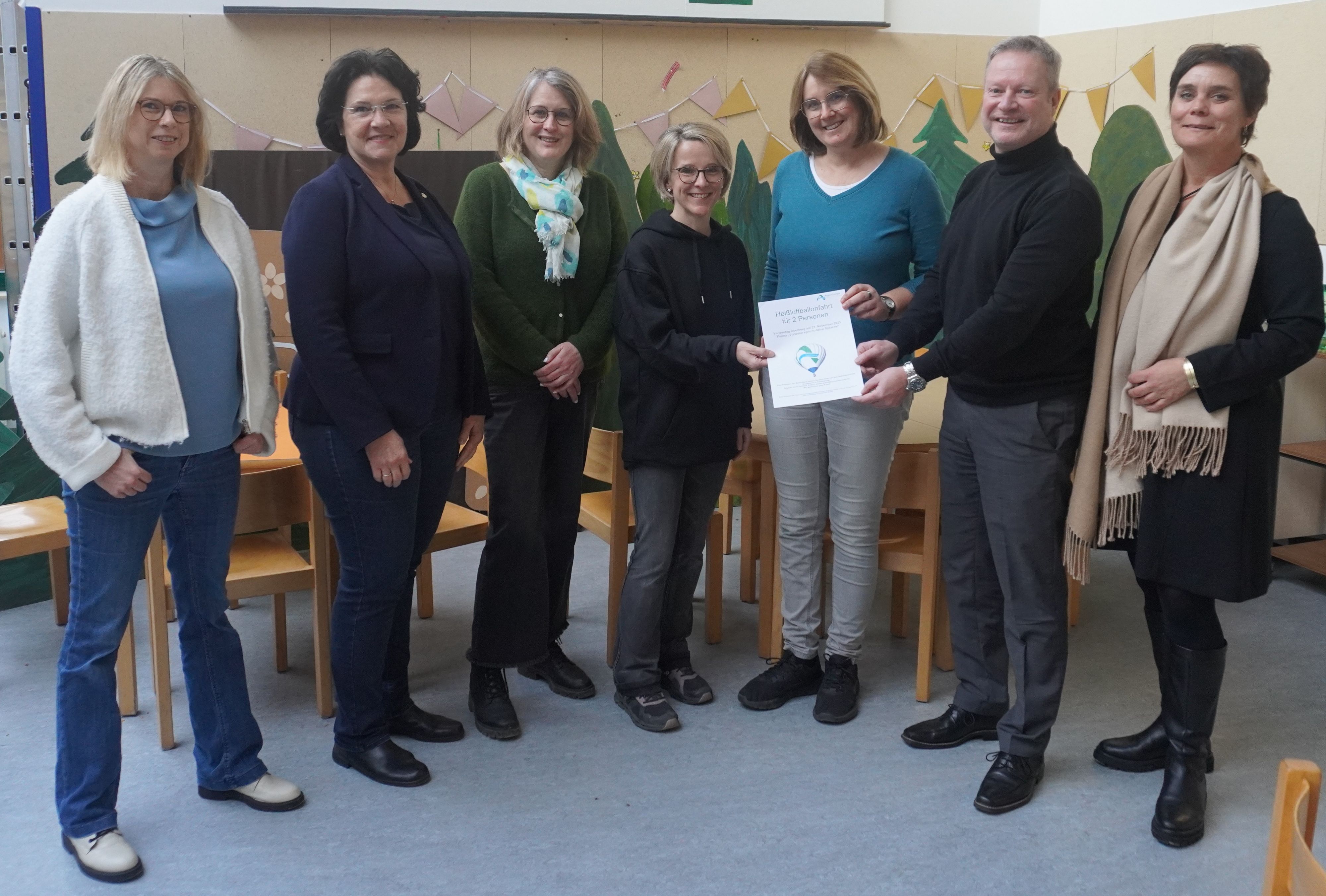 Das Gruppenfoto zeigt die  offizielle Preisübergabe in der Heier Grundschule.
