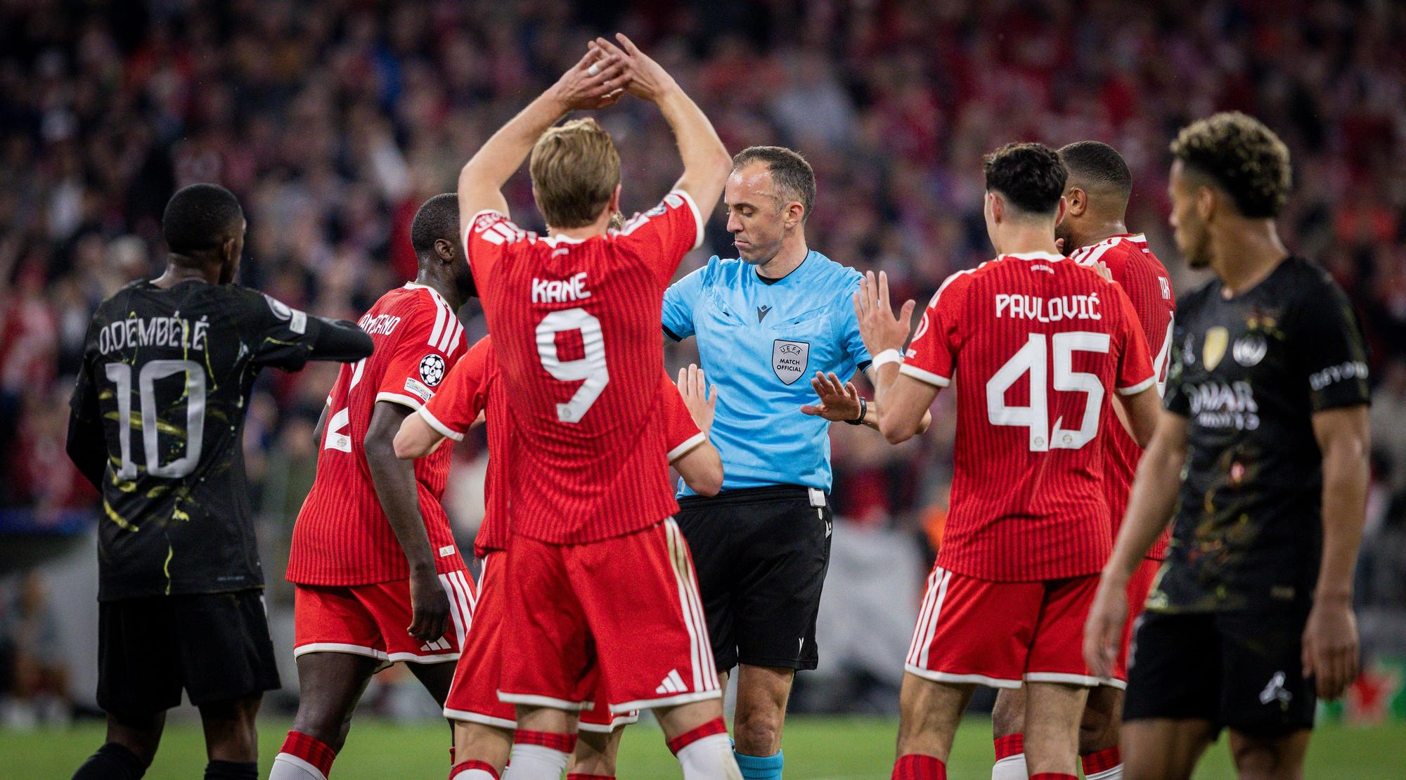 Schiedsrichter João Pinheiro musste sich von den Bayern-Spielern so einiges anhören.
